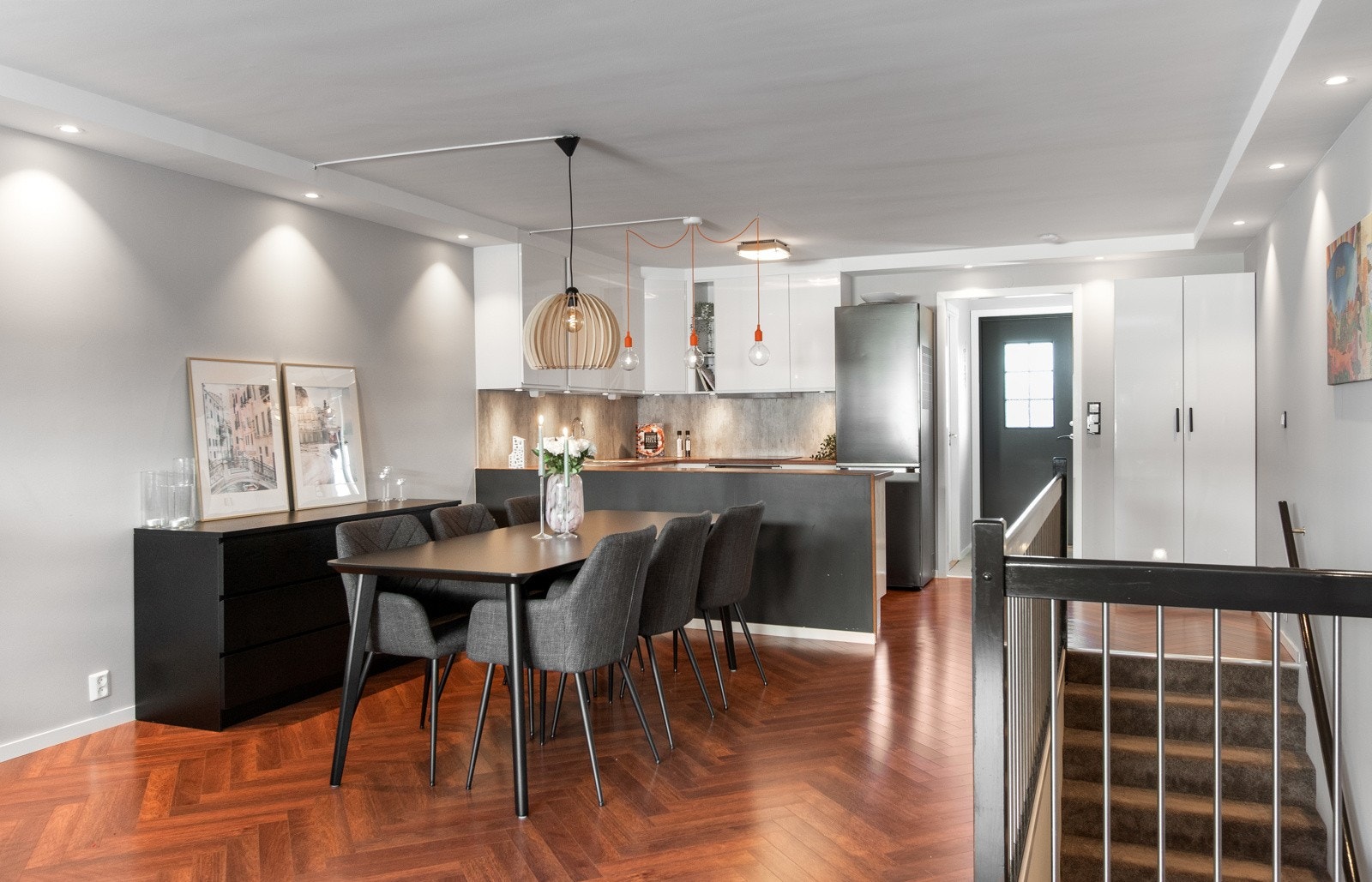 Leiligheten er pent oppusset med nyere overflater, sist nytt gulv i 2023 Galleribilde