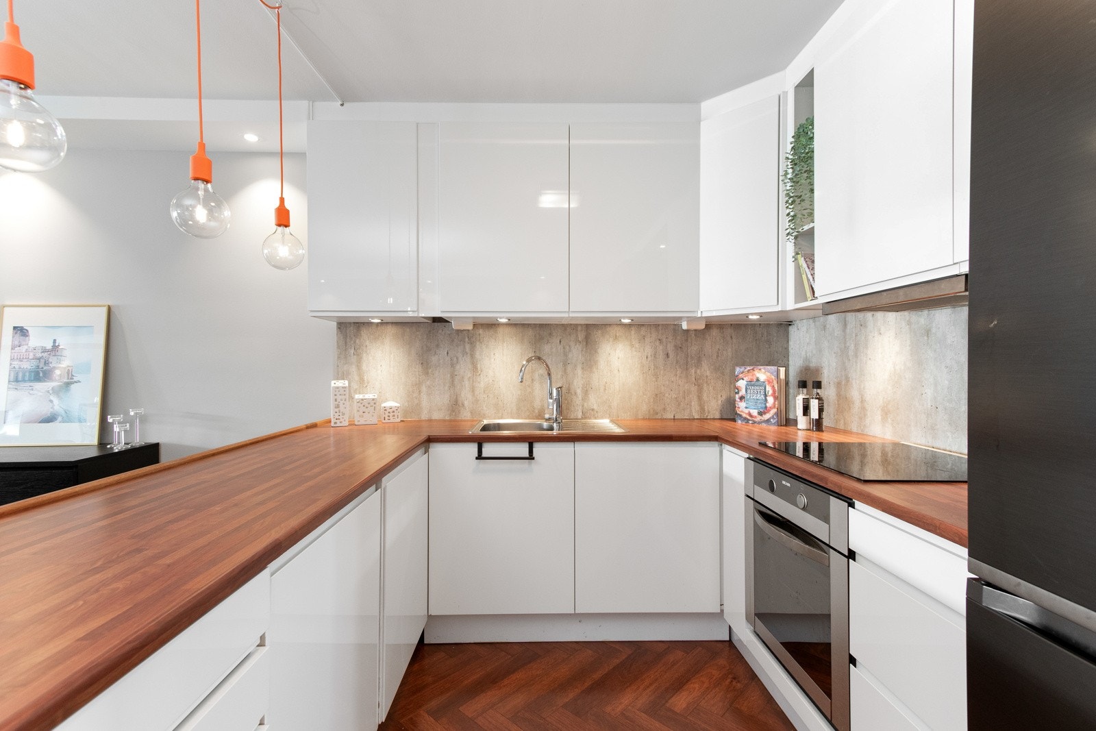 Kjøkkenet er opprinnelig fra 2005, men betydelig oppgradert i 2017 med nye overskap og fronter. Galleribilde