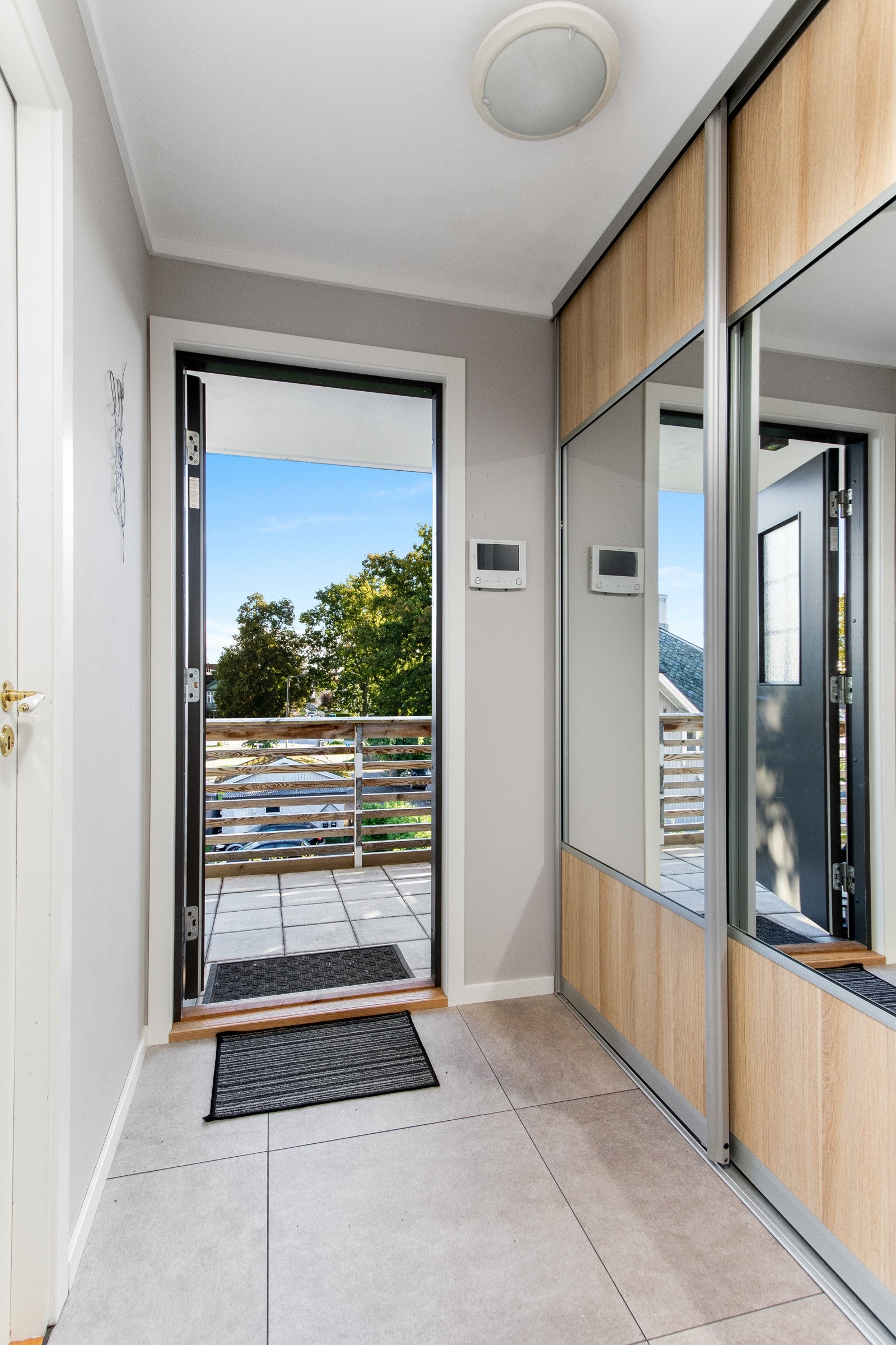 Hyggelig entrè med skyvedørsgarderobe og gulvvarme og tilliggende bod Galleribilde