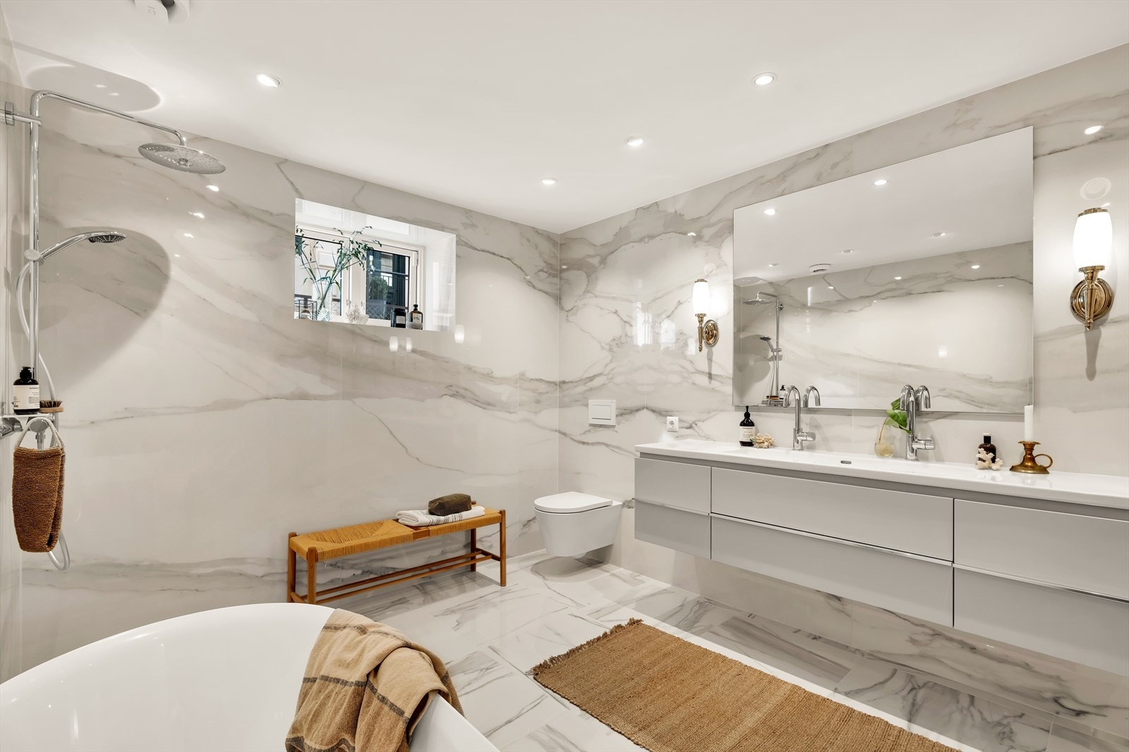 Stilrent og smakfullt baderom fra 2020 med flislagte overflater Galleribilde