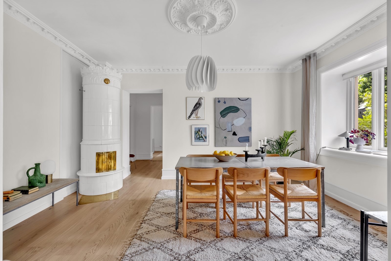 Fantastisk Karl Johan kakkelovn er et smykke i leilighetens spisestue og varmer godt i leiligheten Galleribilde