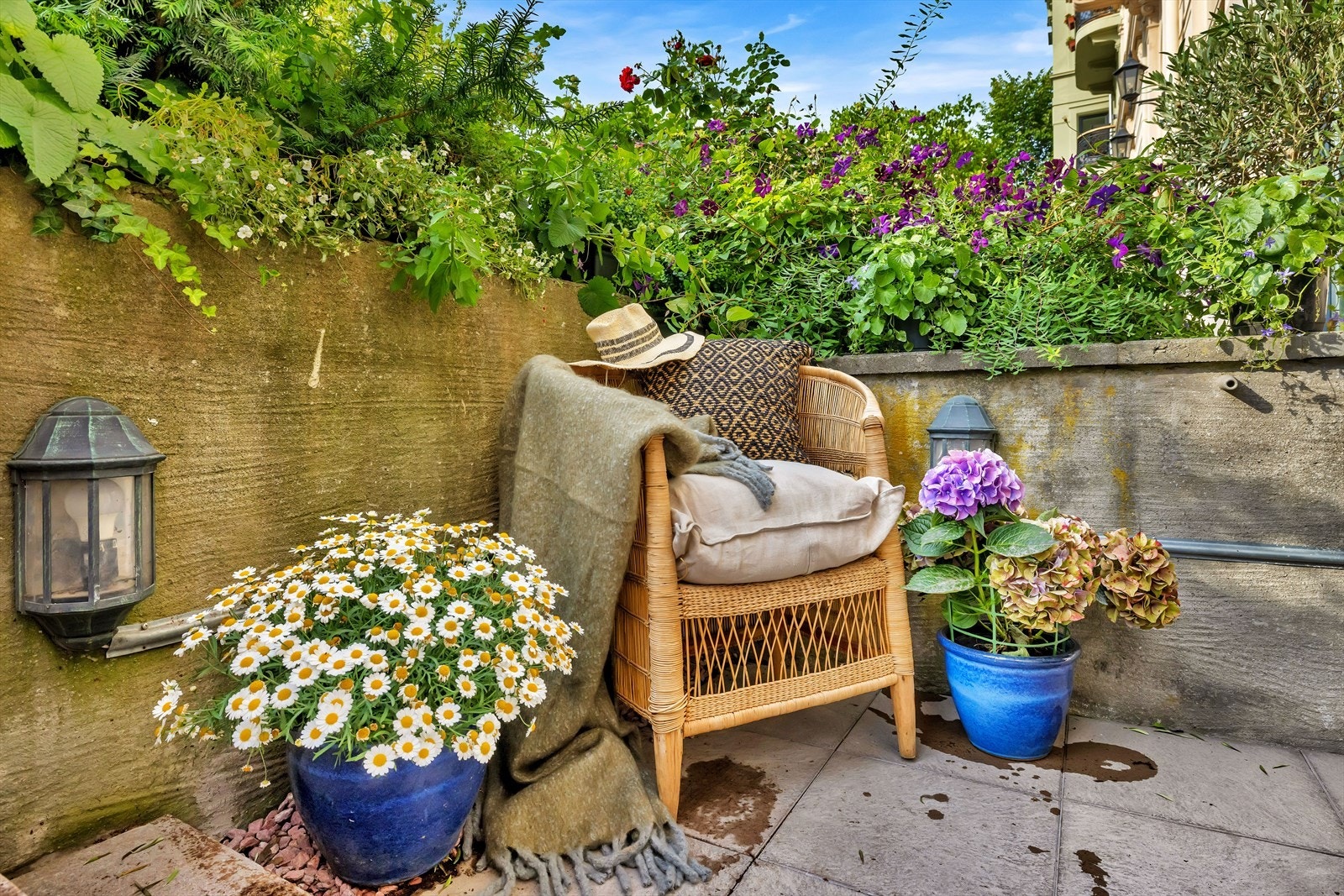 Ved inngangspartiet utenfor leiligheten er det plass til en hyggelig sitteplass Galleribilde