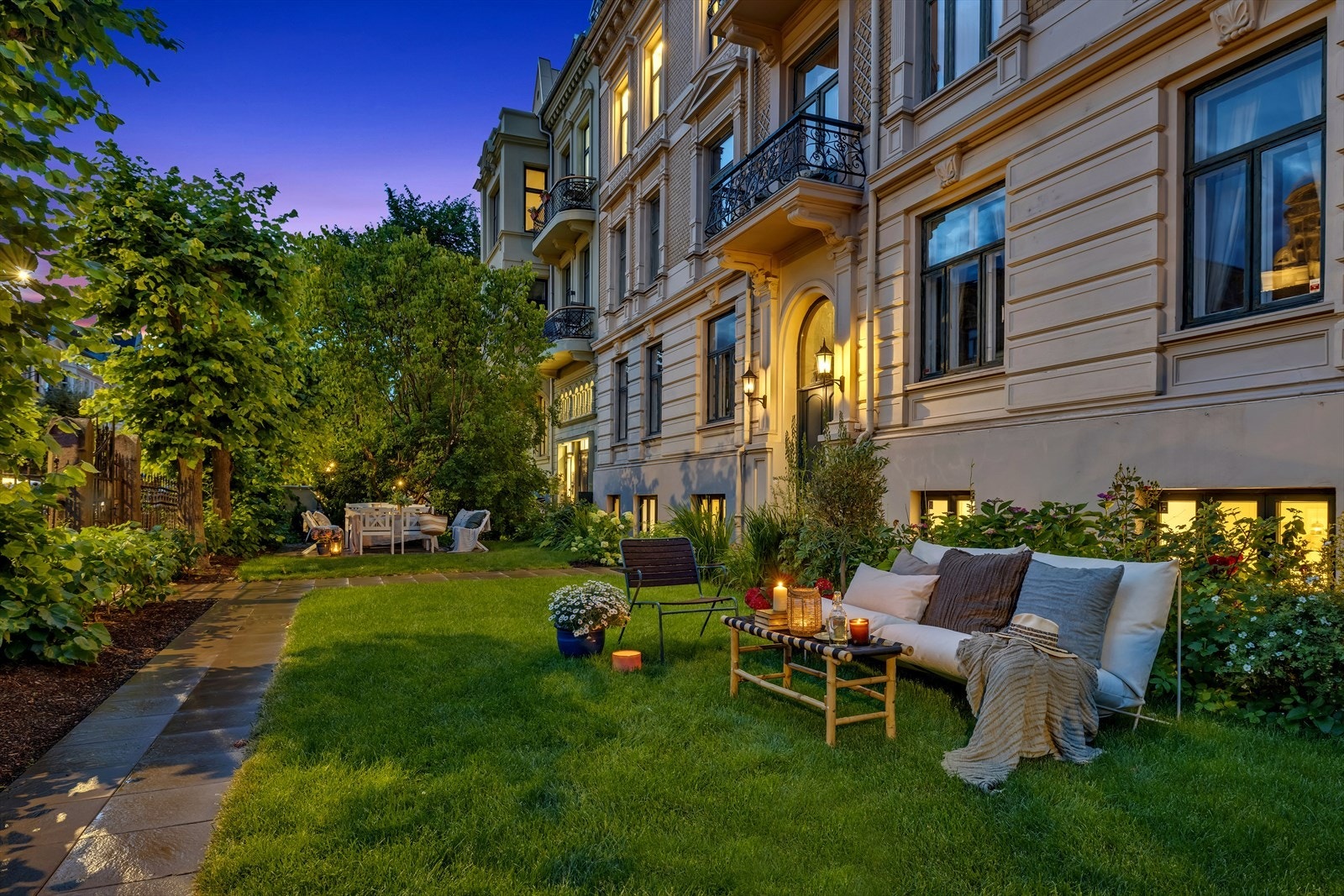 Utenfor leiligheten har du grønn, idyllisk uteplass hvor du kan nyte sene sommerkvelder med venner eller gode naboer Galleribilde