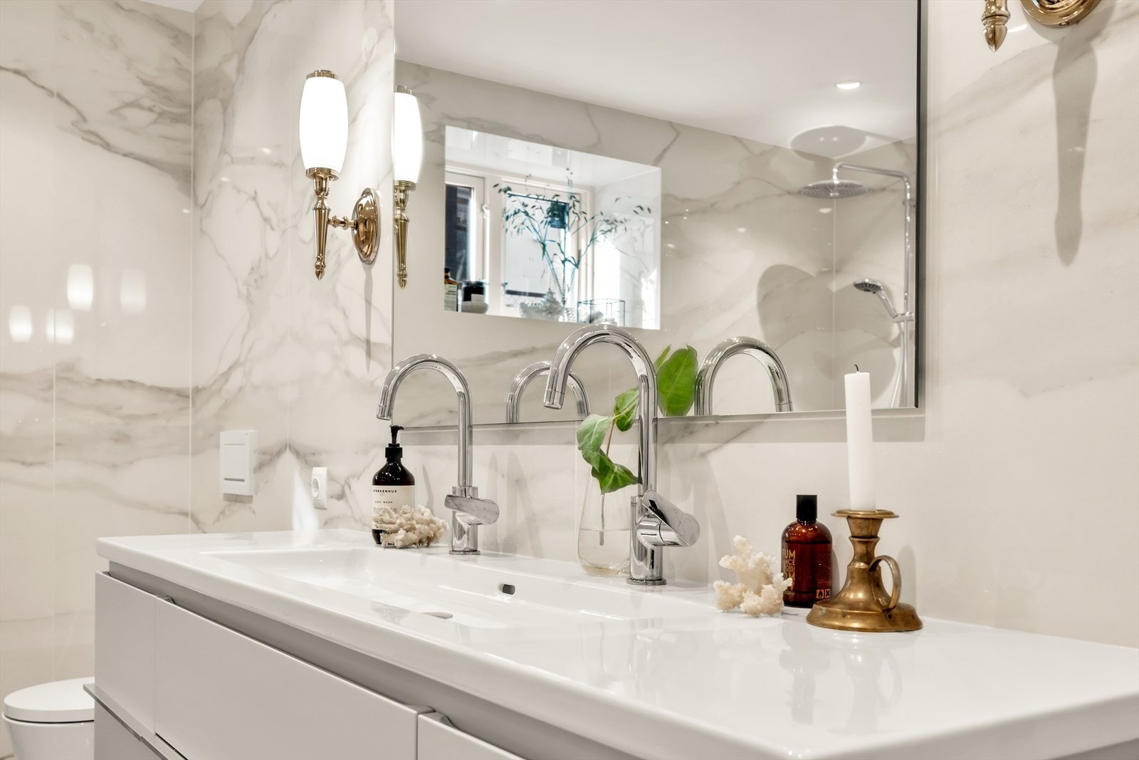 Ekstra bred servant med 2 blandebatteri fra Grohe over skuffeseksjon Galleribilde