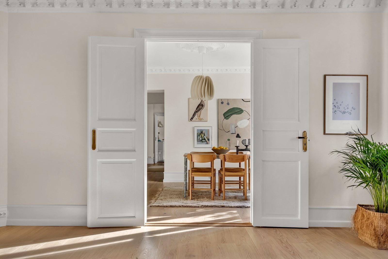 I stuen er det god plass for stor sofagruppe, tv-møbler og annet møblement Galleribilde