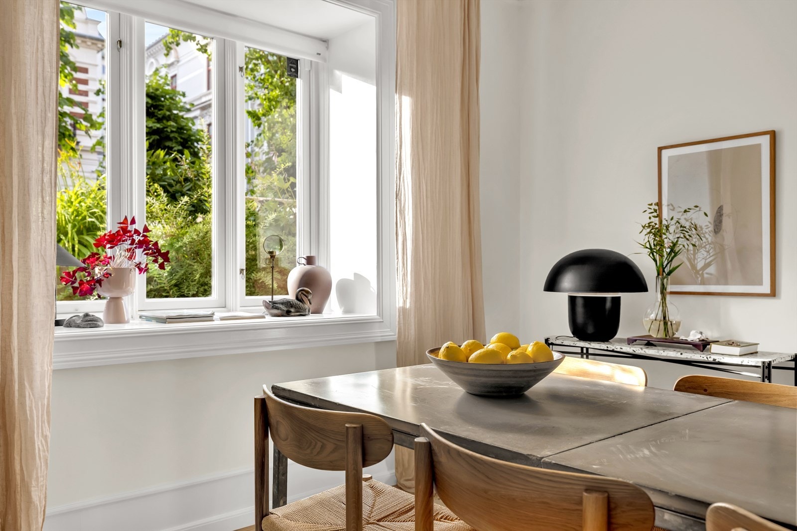 Fra stuen har du grønt og fint utsyn, samt masse lysinnslipp fra store vinduer Galleribilde