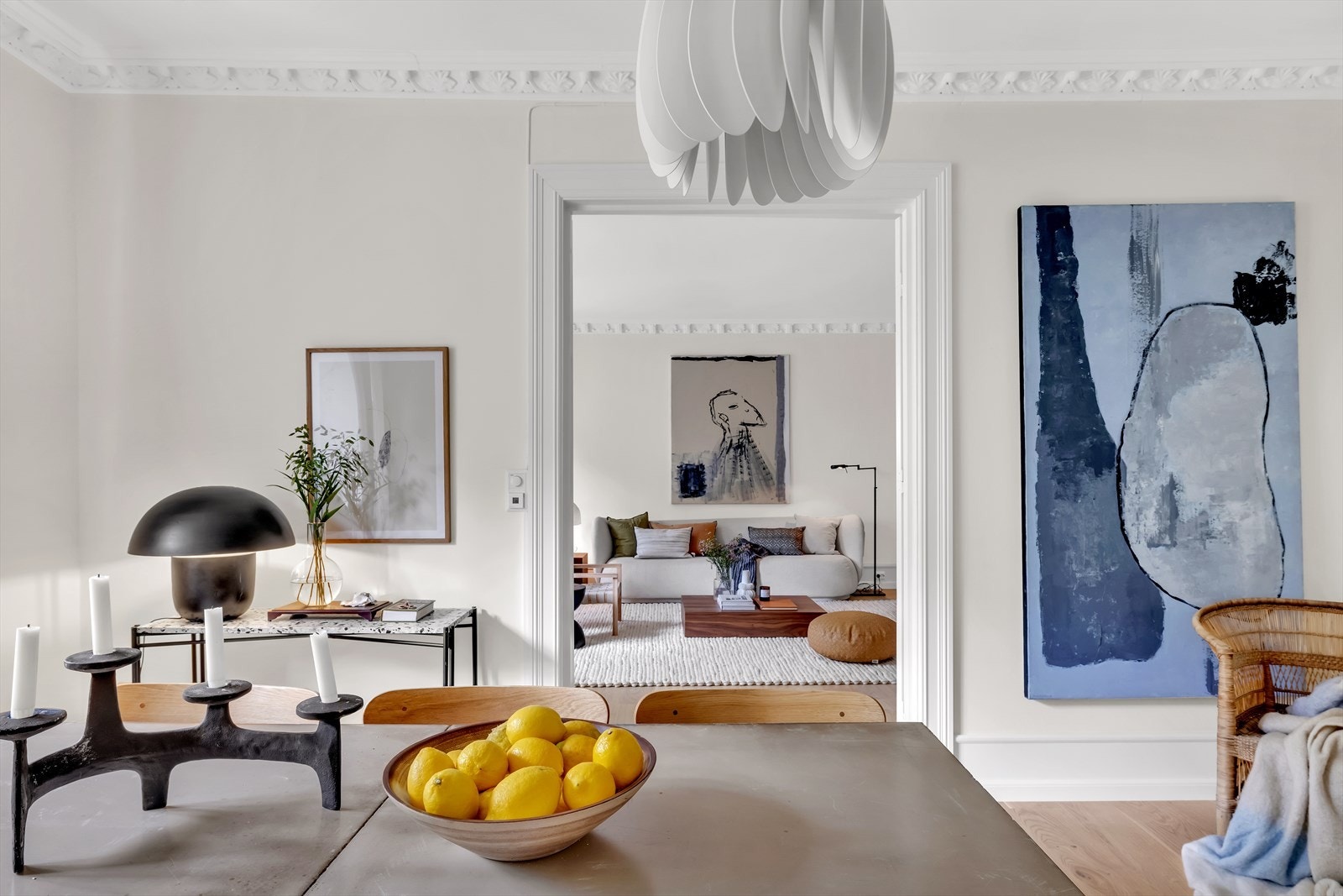 Doble fløydører med klassiske detaljer skiller dagligstue og spisestue Galleribilde