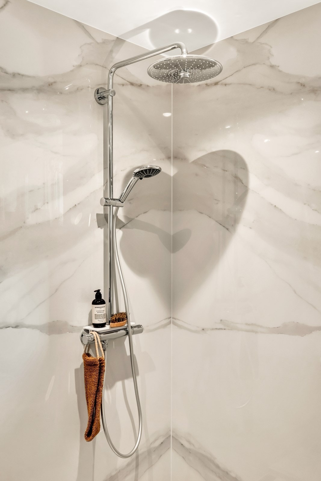 De store flisene gir et eksklusivt uttrykk med moderne stilvalg Galleribilde