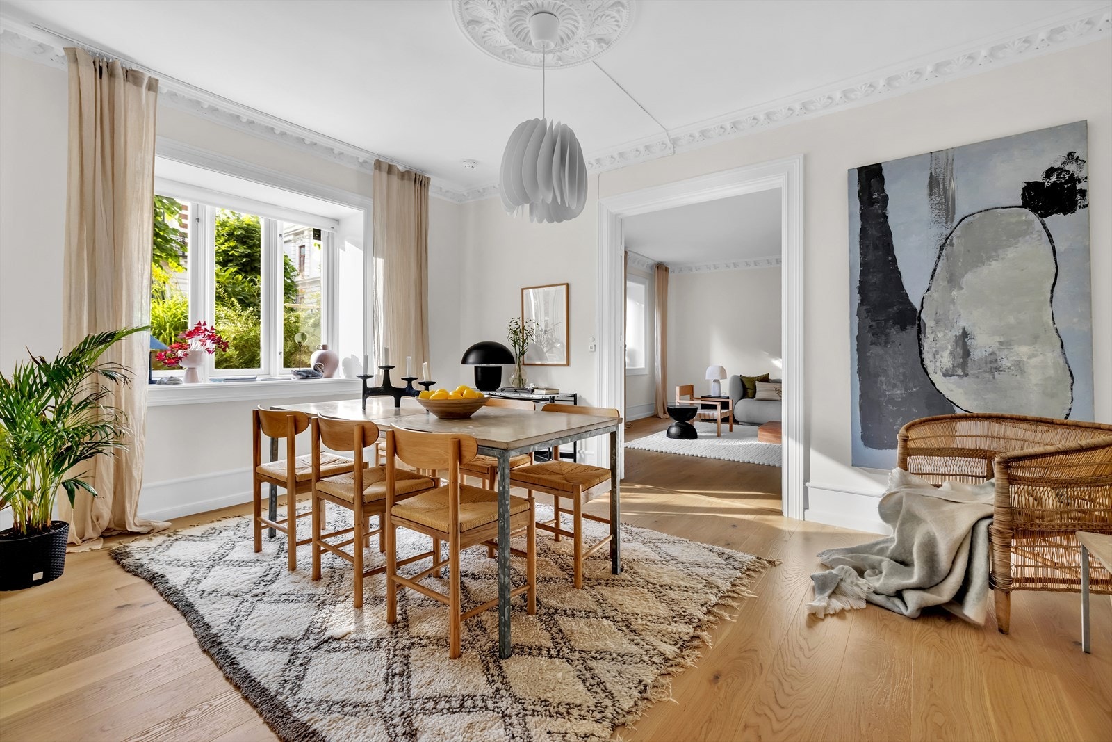 Her har du god plass til stort spisebord, hvor du kan samle venner og familie til et hyggelig måltid Galleribilde