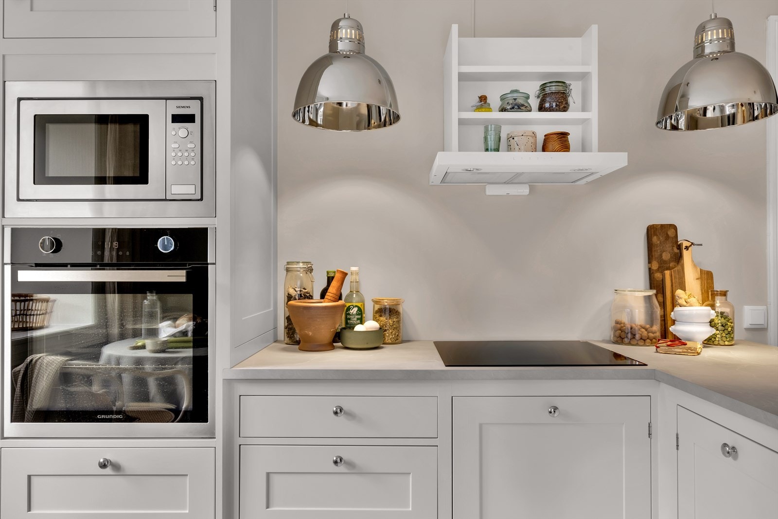 Kjøkkenet er godt utnyttet med rikelig skap- og benkeplass, hvilket er perfekt for hobbykokken Galleribilde