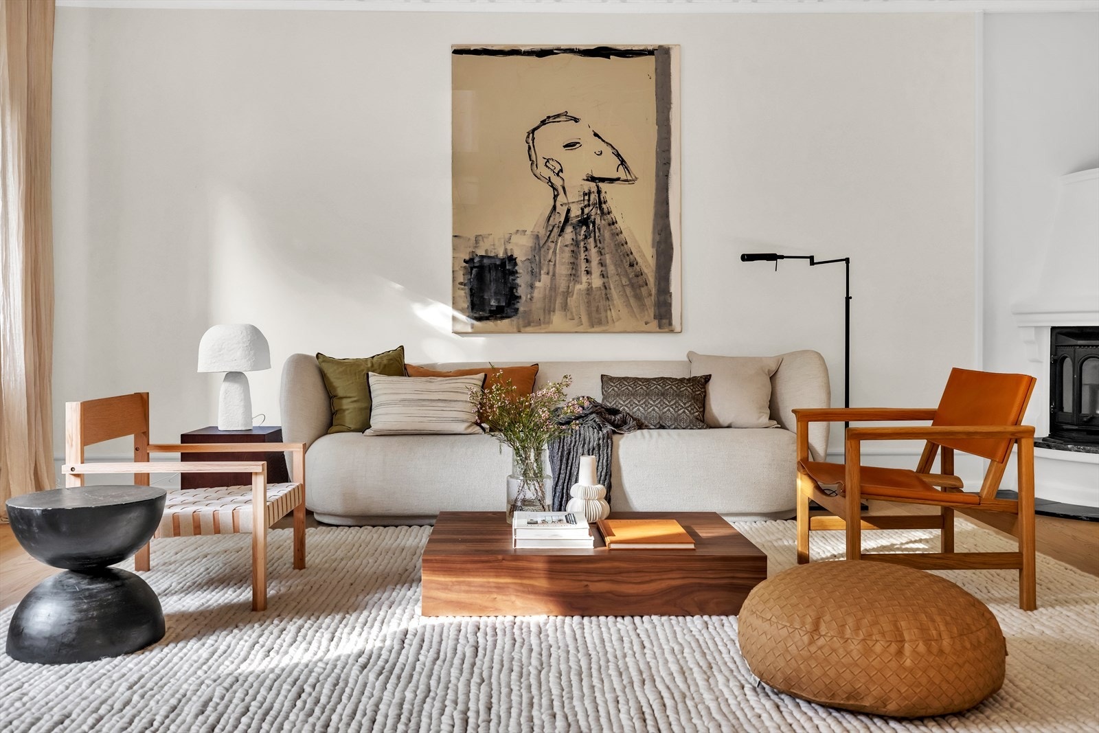 I stuen er det god plass for stor sofagruppe, tv-møbler og annet møblementKoselig peisovn varmer godt på kalde dager, i tillegg til at det er behagelig varmefolie i alle rom Galleribilde