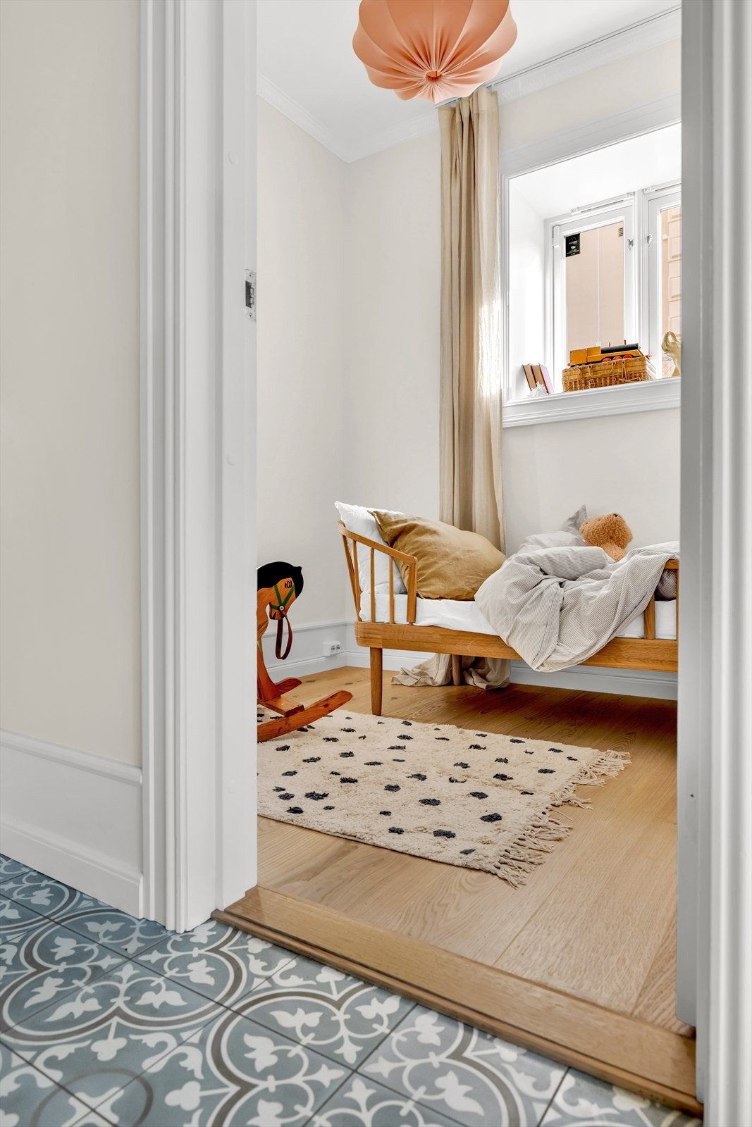 Det andre soverommet har plass for seng og oppbevaringsmøbler Galleribilde