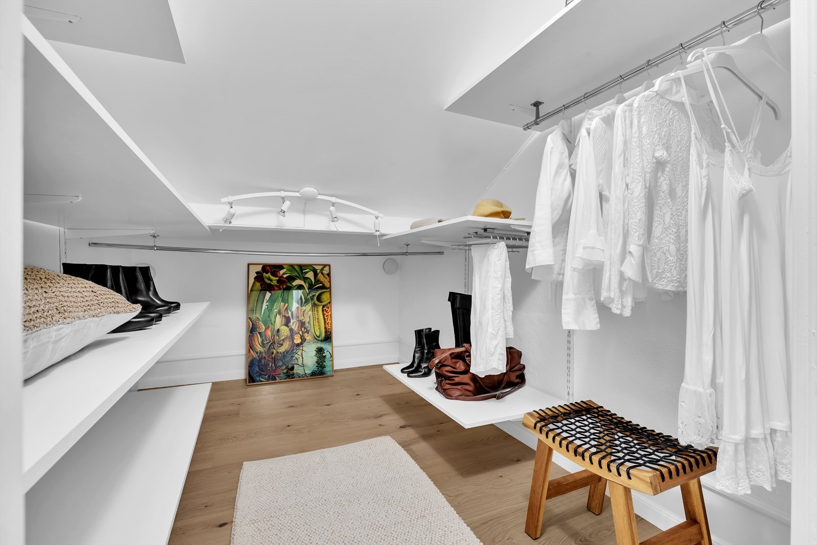 Praktisk walk-in garderobe - godt utnyttet med hyller og oppbevaringsmuligheter Galleribilde