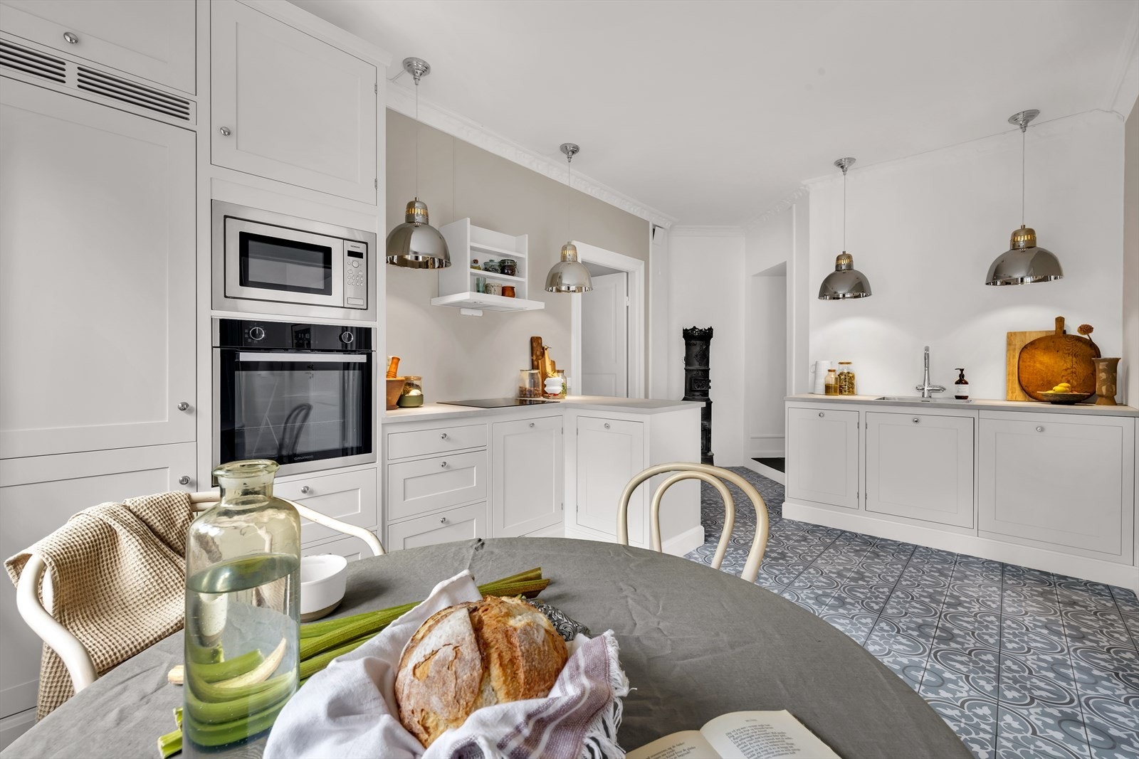 Separat, tilbaketrukket kjøkkenrom fra 2021 med klassisk preg Galleribilde