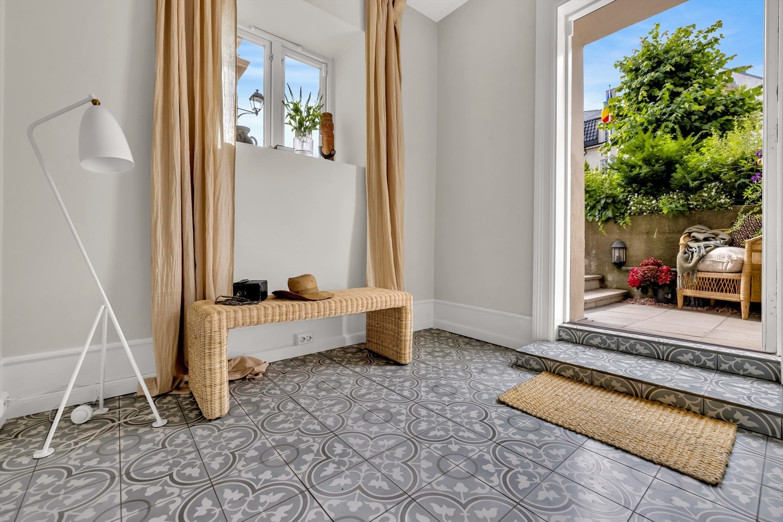 Innbydende entré med dekorativt gulv med flis og gulvvarme Galleribilde