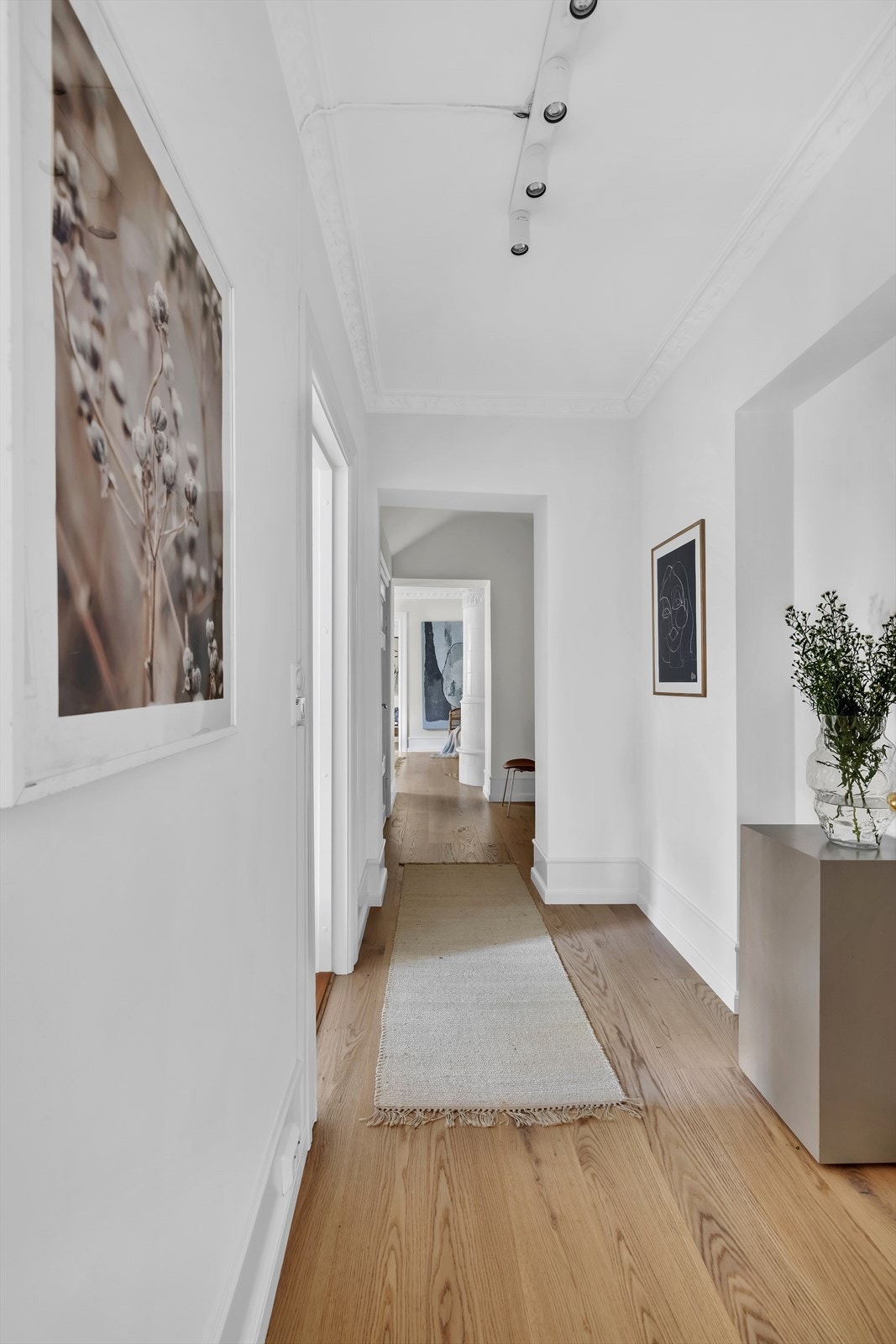 Boligen oppleves sval og behagelig om somrene, noe som gjør det bekvemt å ha hjemmekontor eller oppholde seg i boligen på sommerdager med høy utetemperatur Galleribilde