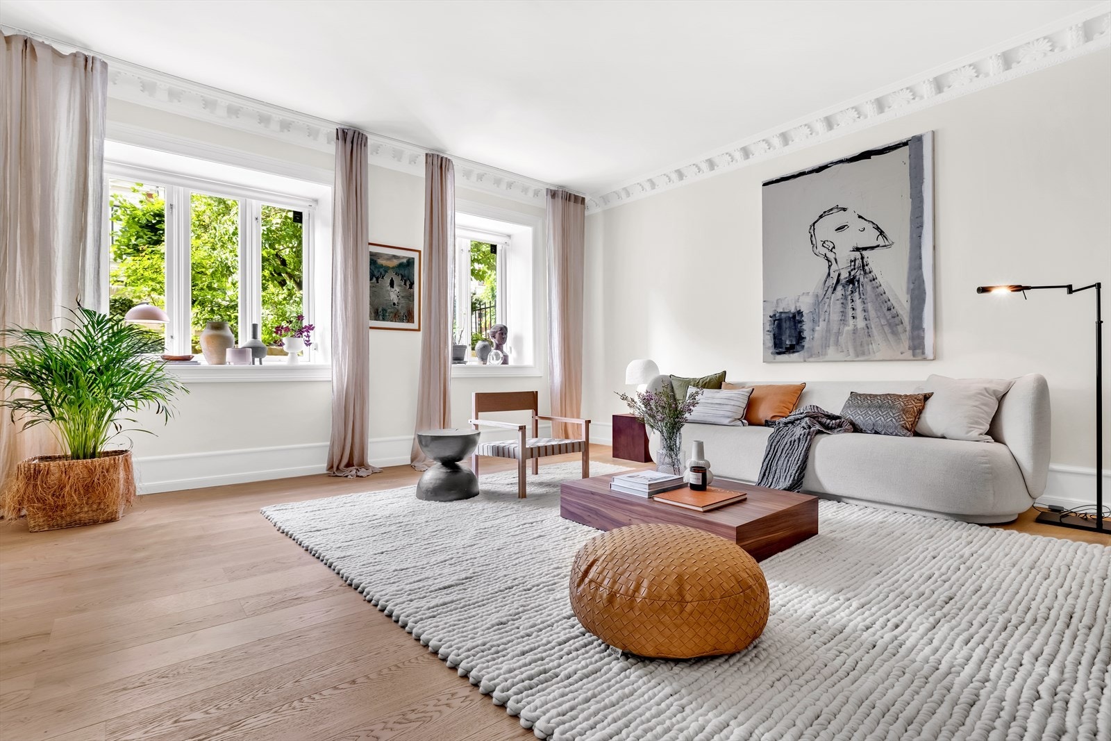 Leiligheten holder høy standard, har 1-stavs parkettgulv, stukkatur, takrosett og store vindusflater Galleribilde