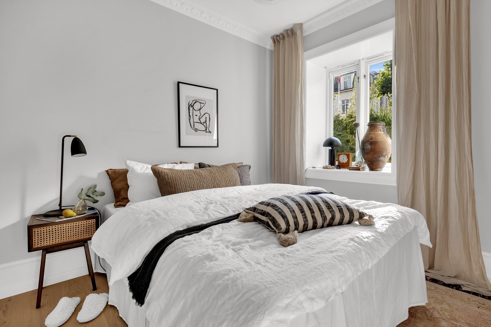 Hovedsoverommet er meget romslig med særdeles gode lysforhold Galleribilde