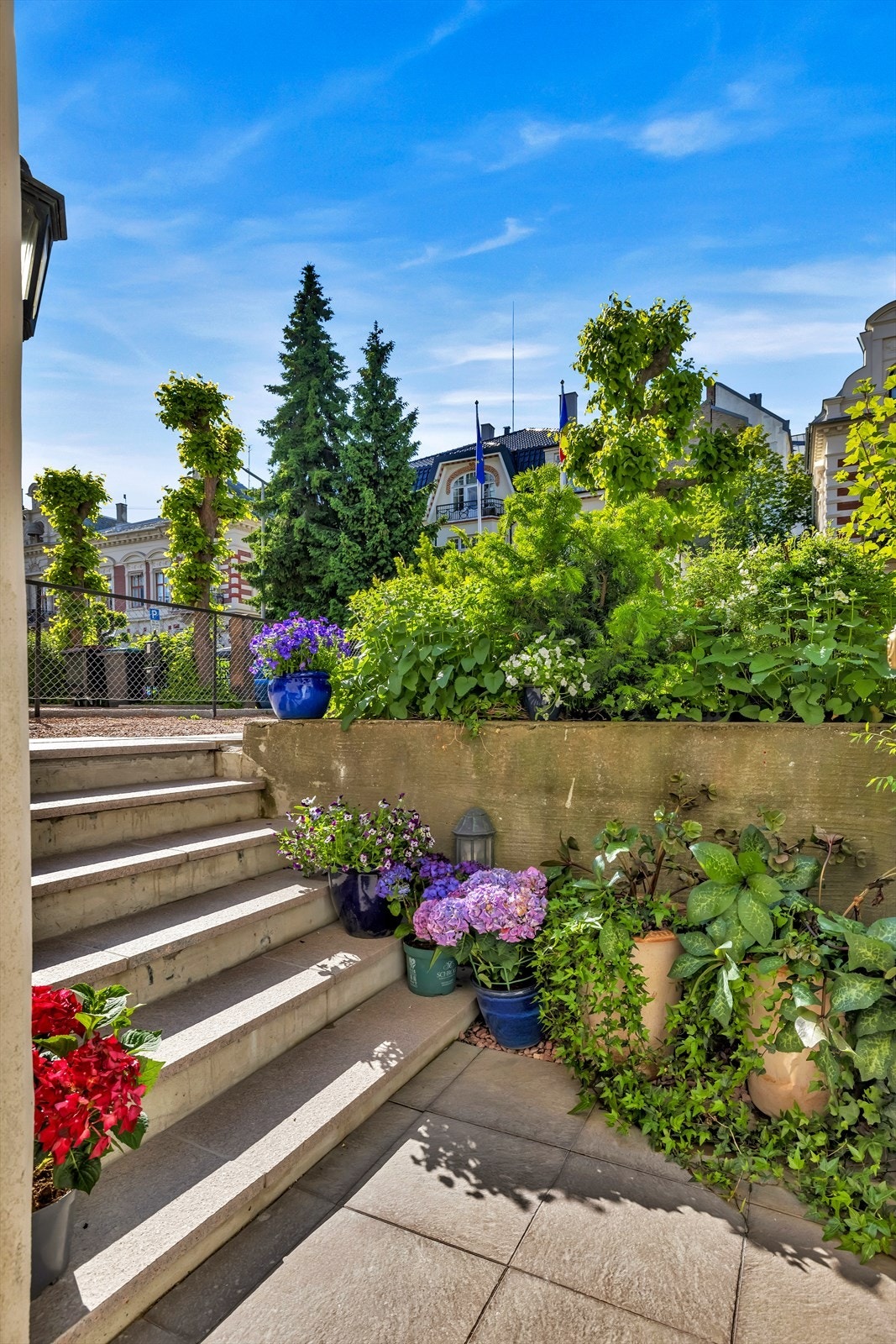 Leiligheten har direkte adkomst via egen inngang med varmekabler under stenheller og trappen Galleribilde