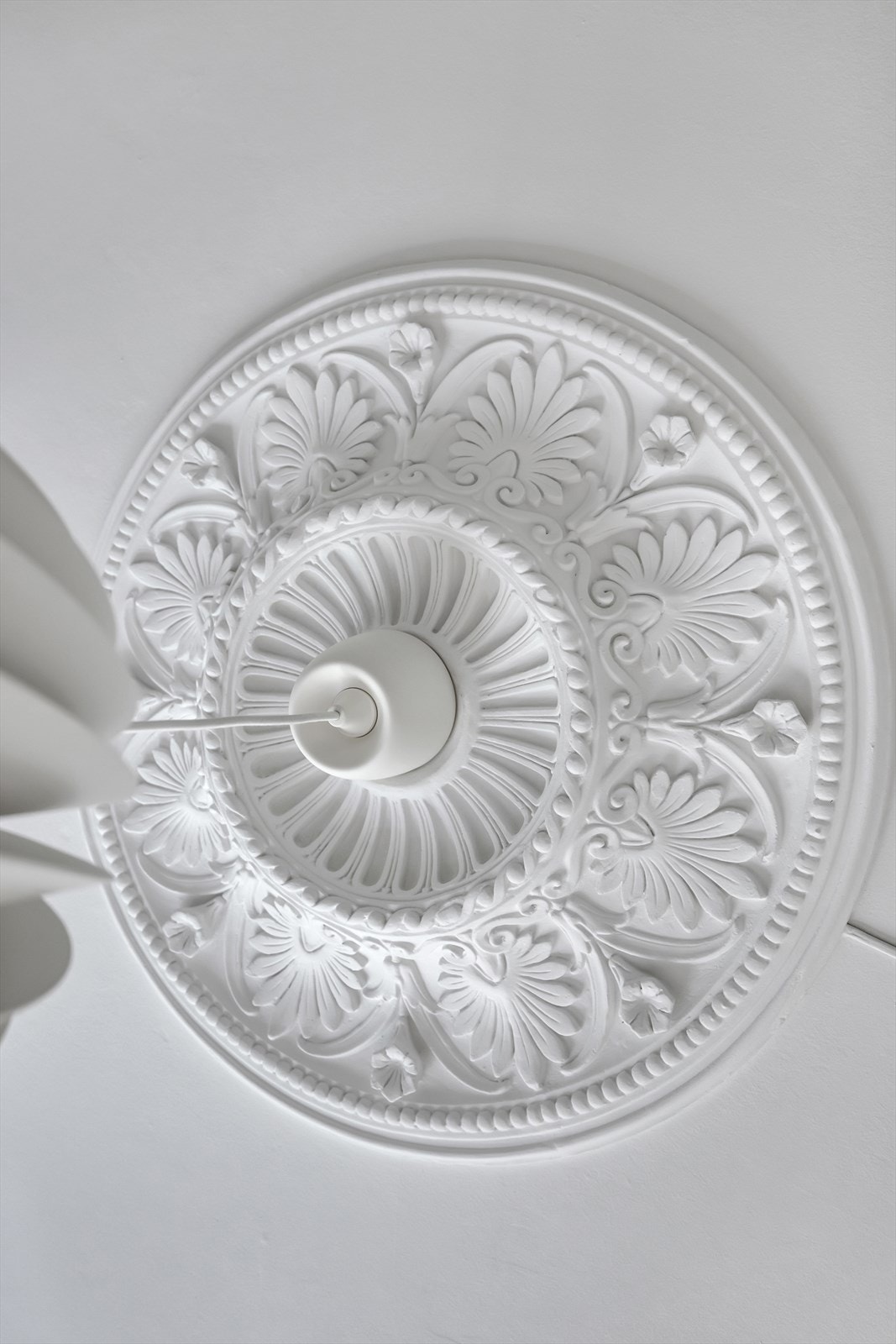 Begge stuene har nydelig stukkatur, og det er en lekker takrosett i spisestuen Galleribilde