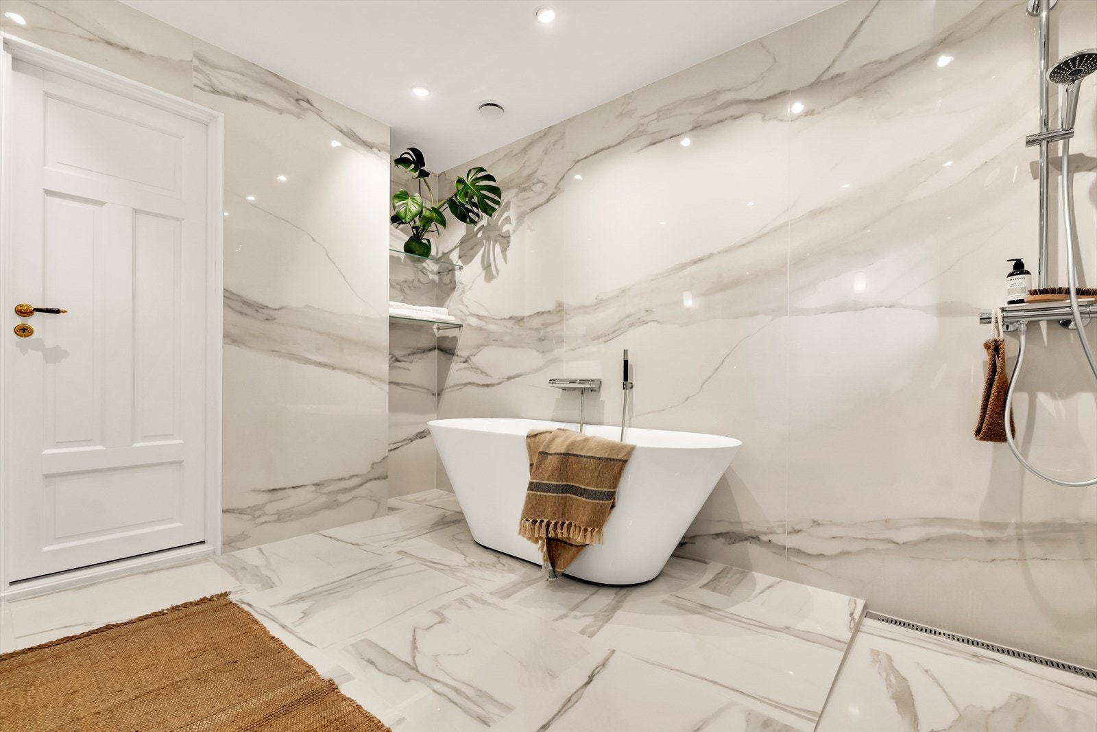 Det er lagt varmekabler i gulv og downlights i tak Galleribilde