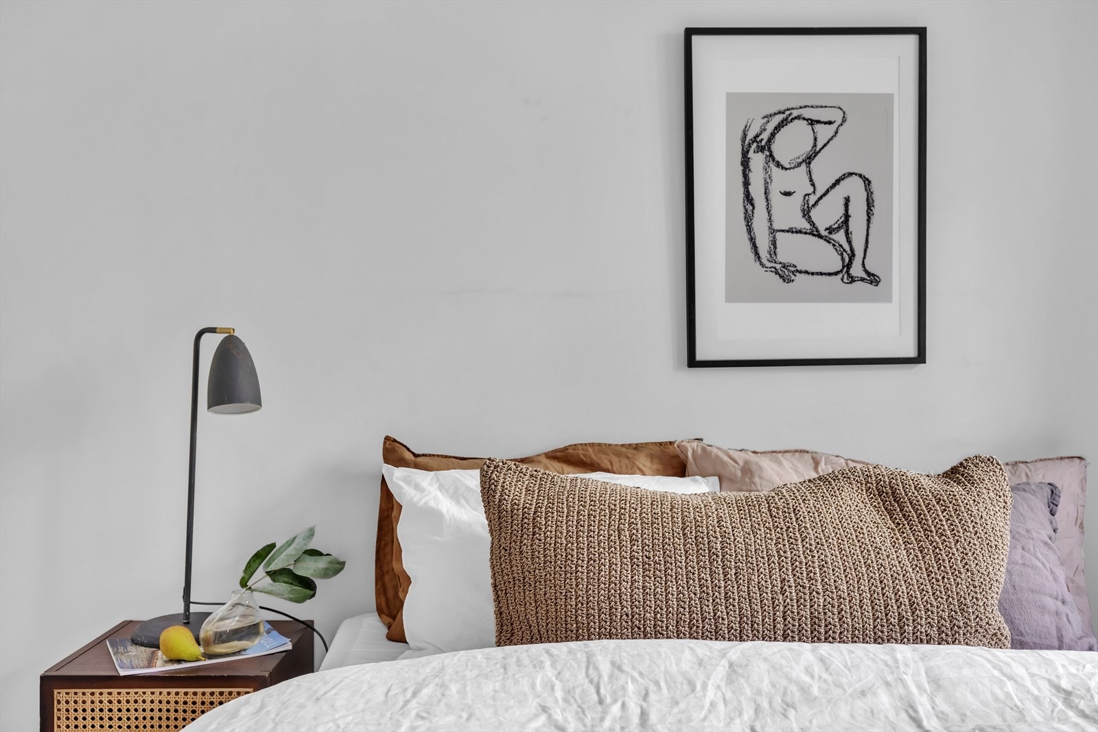 På soverommet er det god plass for dobbeltseng, tilhørende møblement Galleribilde