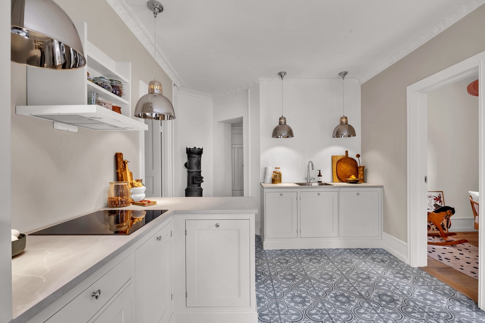 Kjøkkenet er velutstyrt med integrerte kvalitetshvitevarer fra Grundig og Siemens, som nedfelt induksjons platetopp, stekeovn, mikrobølgeovn, oppvaskmaskin og kjøl-/fryseskap Galleribilde