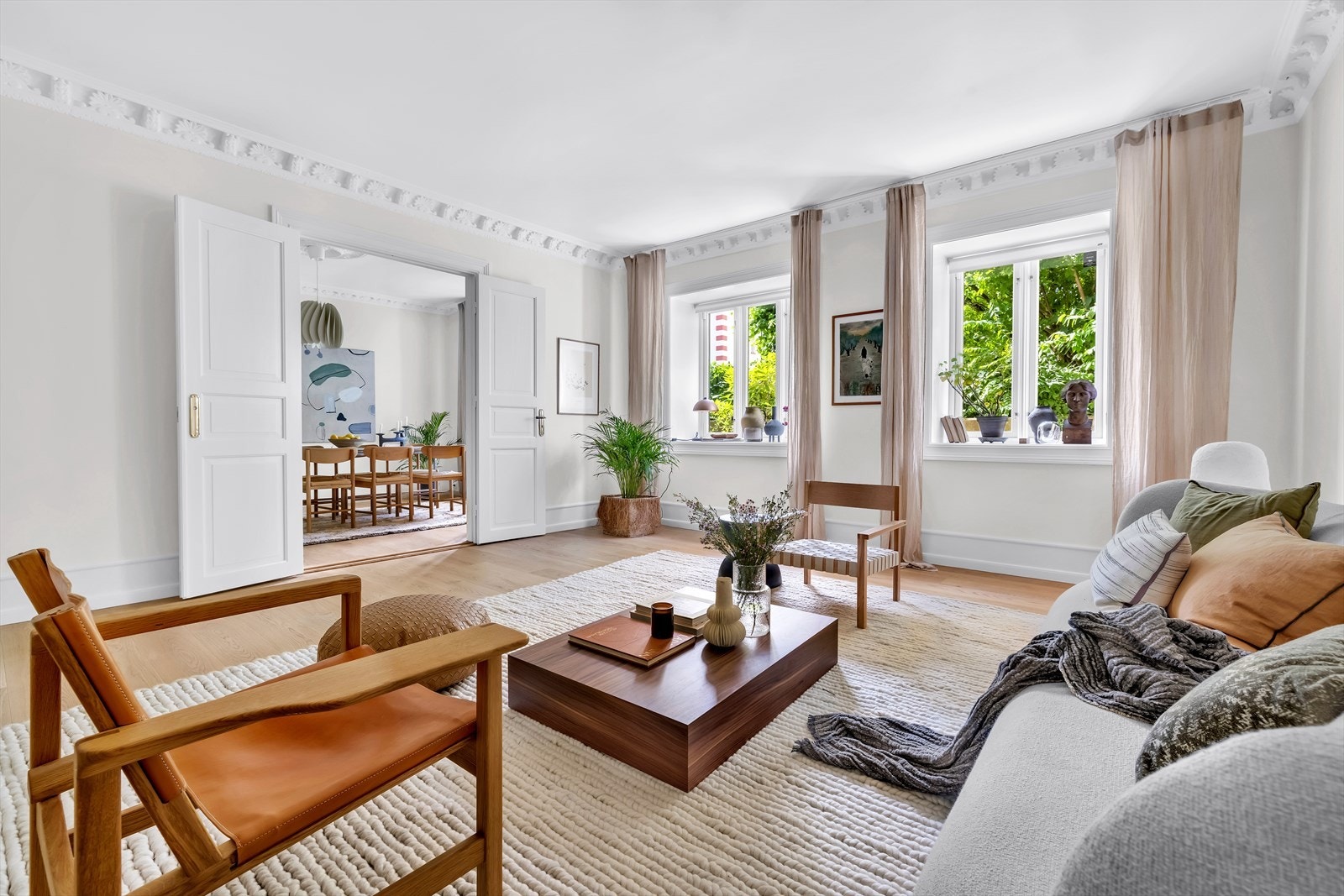 Boligen oppleves privat og tilbaketrukket uten sjenanse fra den enveiskjørte gaten eller innsyn fra naboer i omkringliggende nabogårder Galleribilde