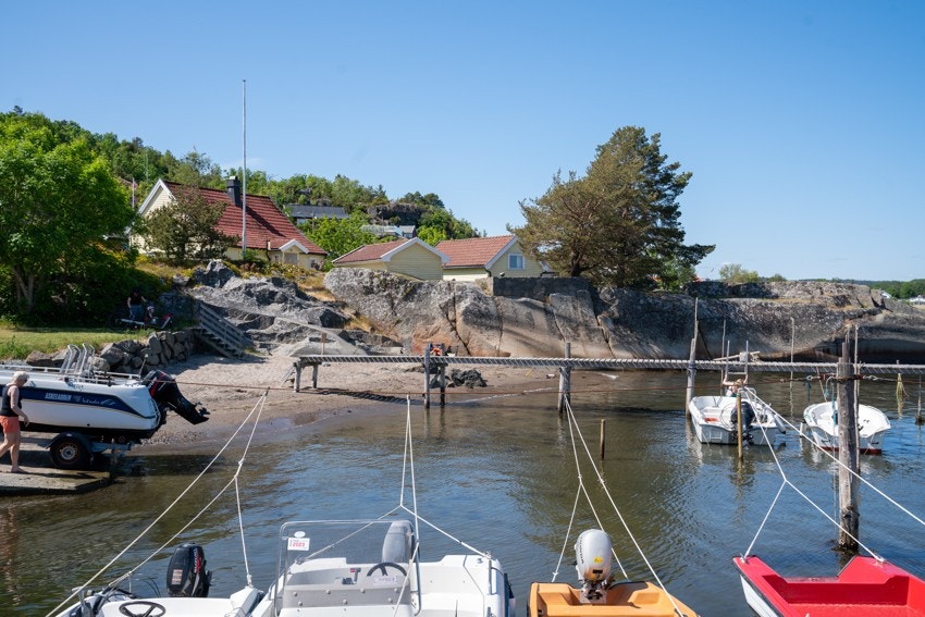 Her kan barna tusle ned til stranden for å fiske krabber eller ta et bad Galleribilde