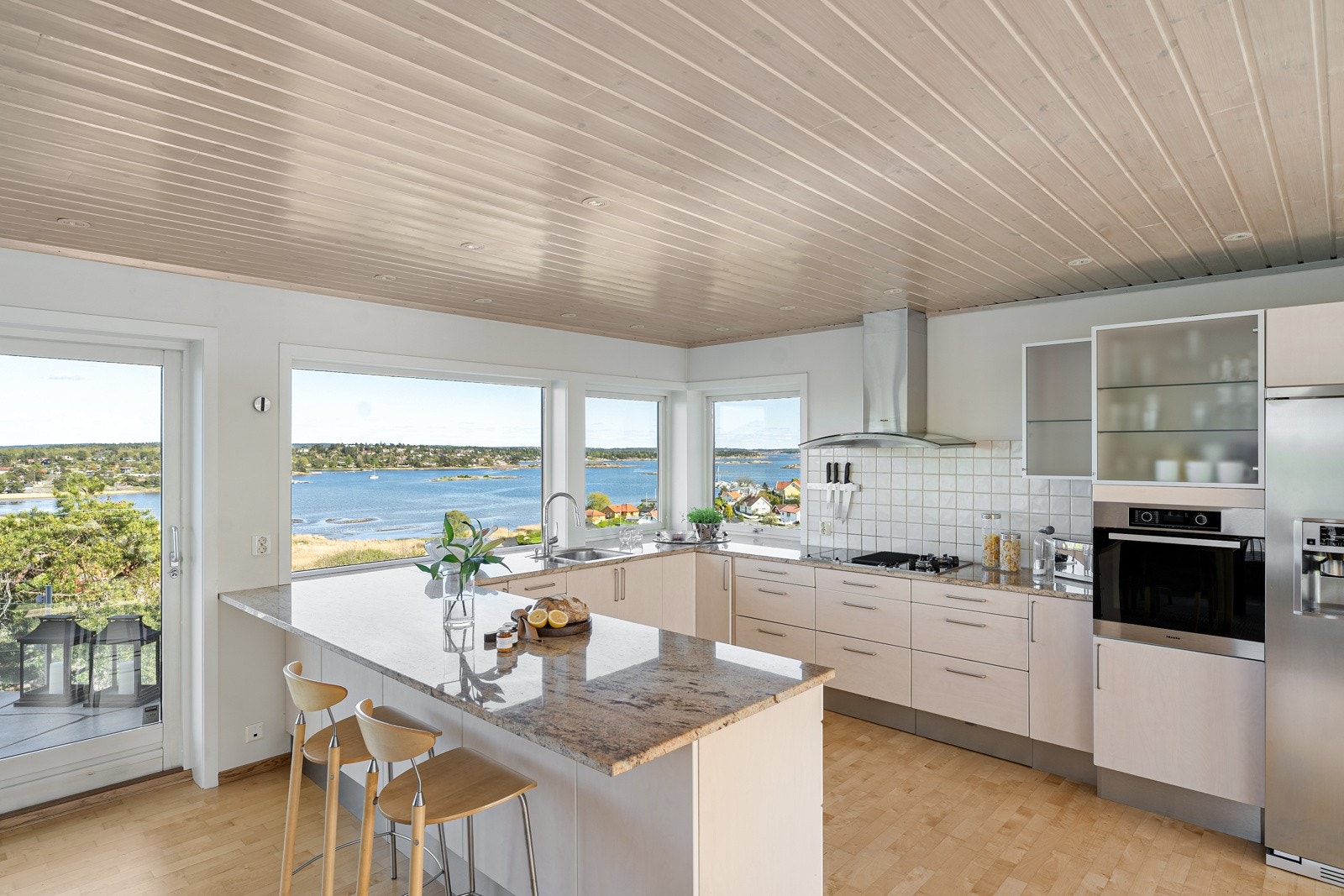 Stort og lyst kjøkken med sjøutsikt Galleribilde