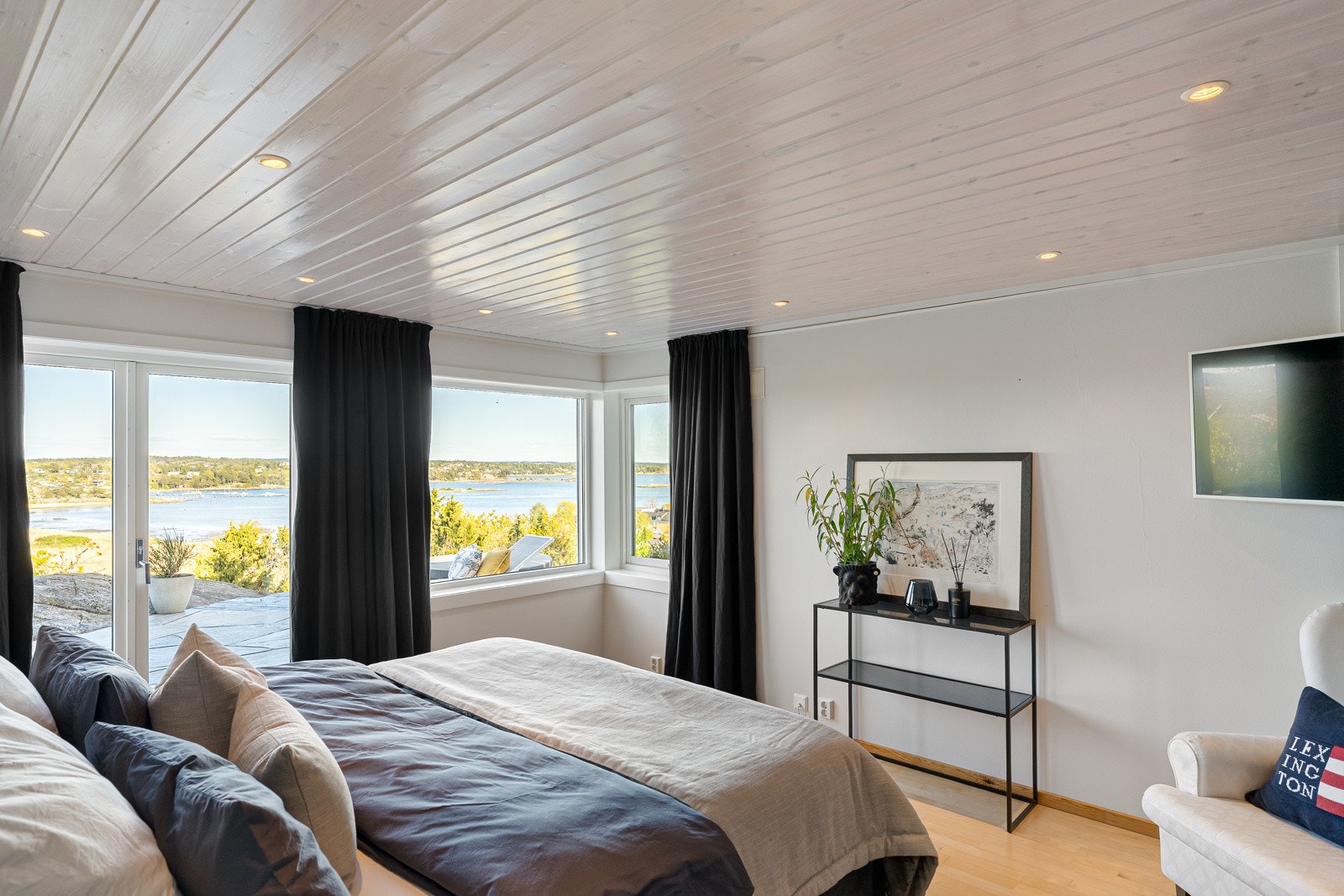 Stort hovedsoverom med utsikt Galleribilde