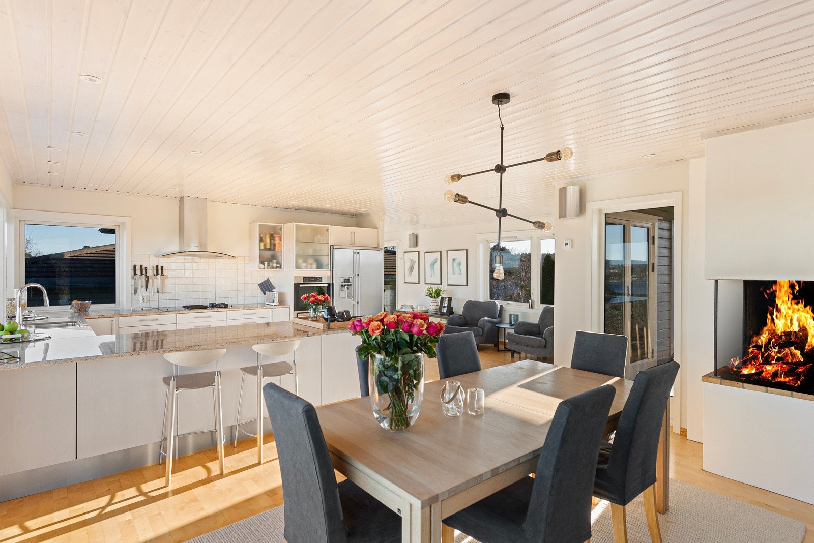 Koselig med peis i spisestuen Galleribilde