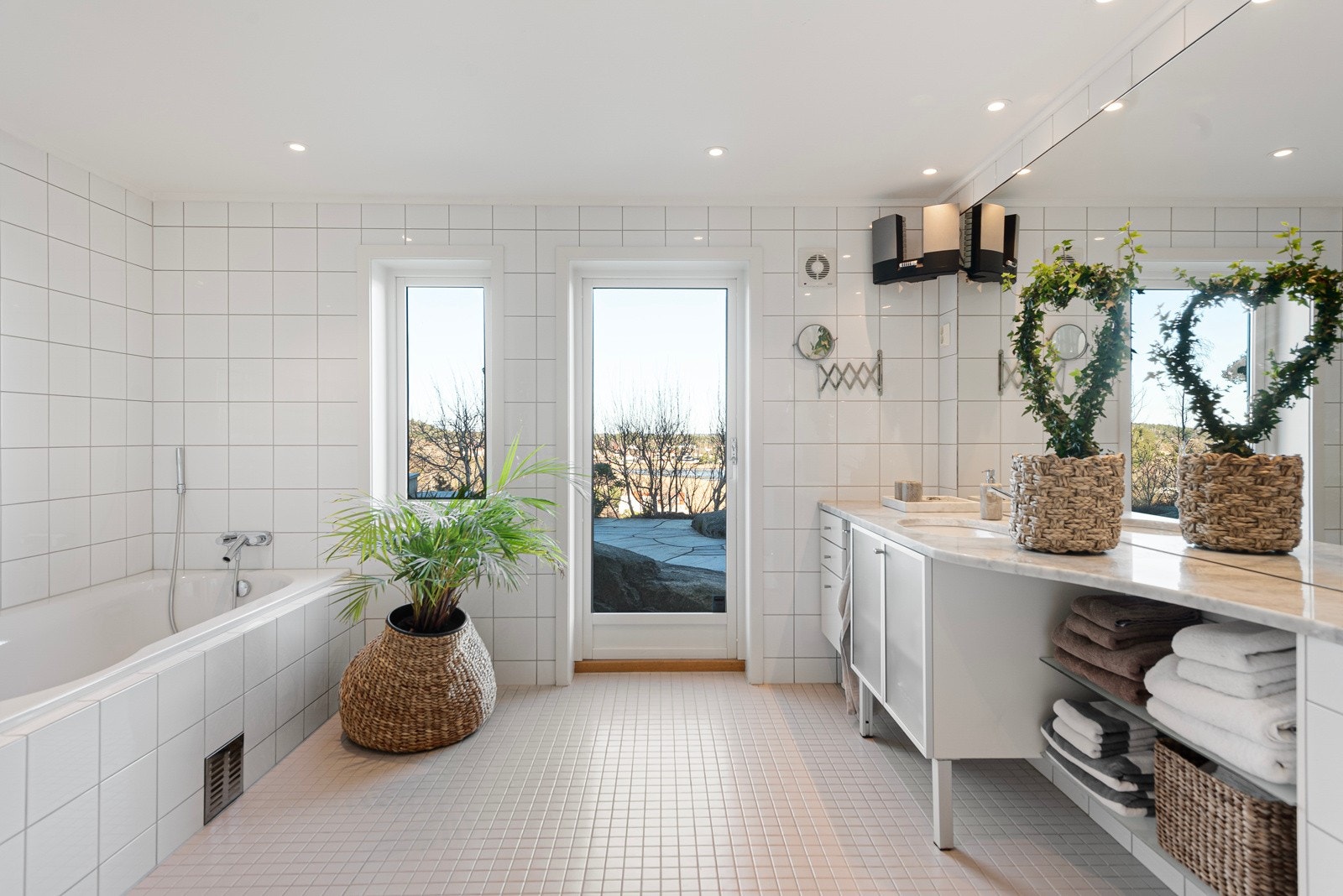 Bad i tilknytning til hovedsoverom. Utgang til tomten og jacuzzi Galleribilde