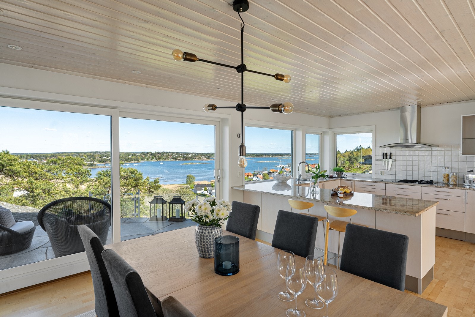 Spiseplass i tilknytning til kjøkkenet Galleribilde