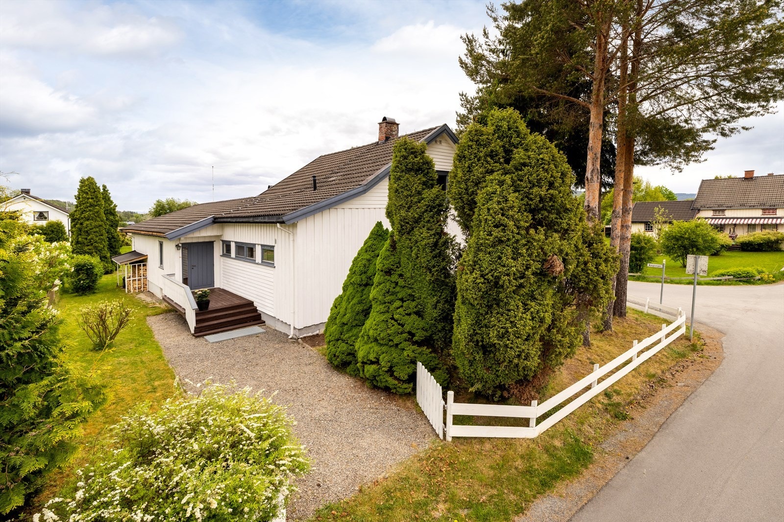 Denne eiendommen har 2 inngangspartier. Dette er nok hovedinngangen. Galleribilde