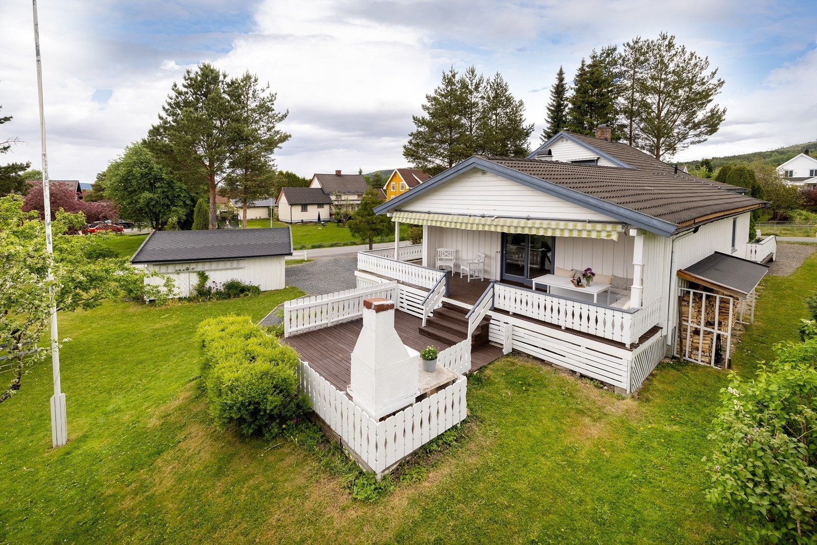 Uteplassen har sol store deler av dagen og er en veldig lun og fin plass å sitte på sommerkveldene. Galleribilde