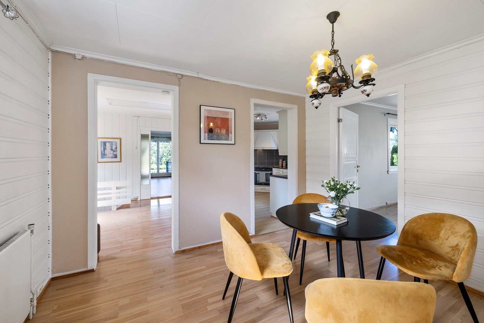 Fra spisestuen rett utenfor kjøkken. Vannbåren varme til radiator. Galleribilde