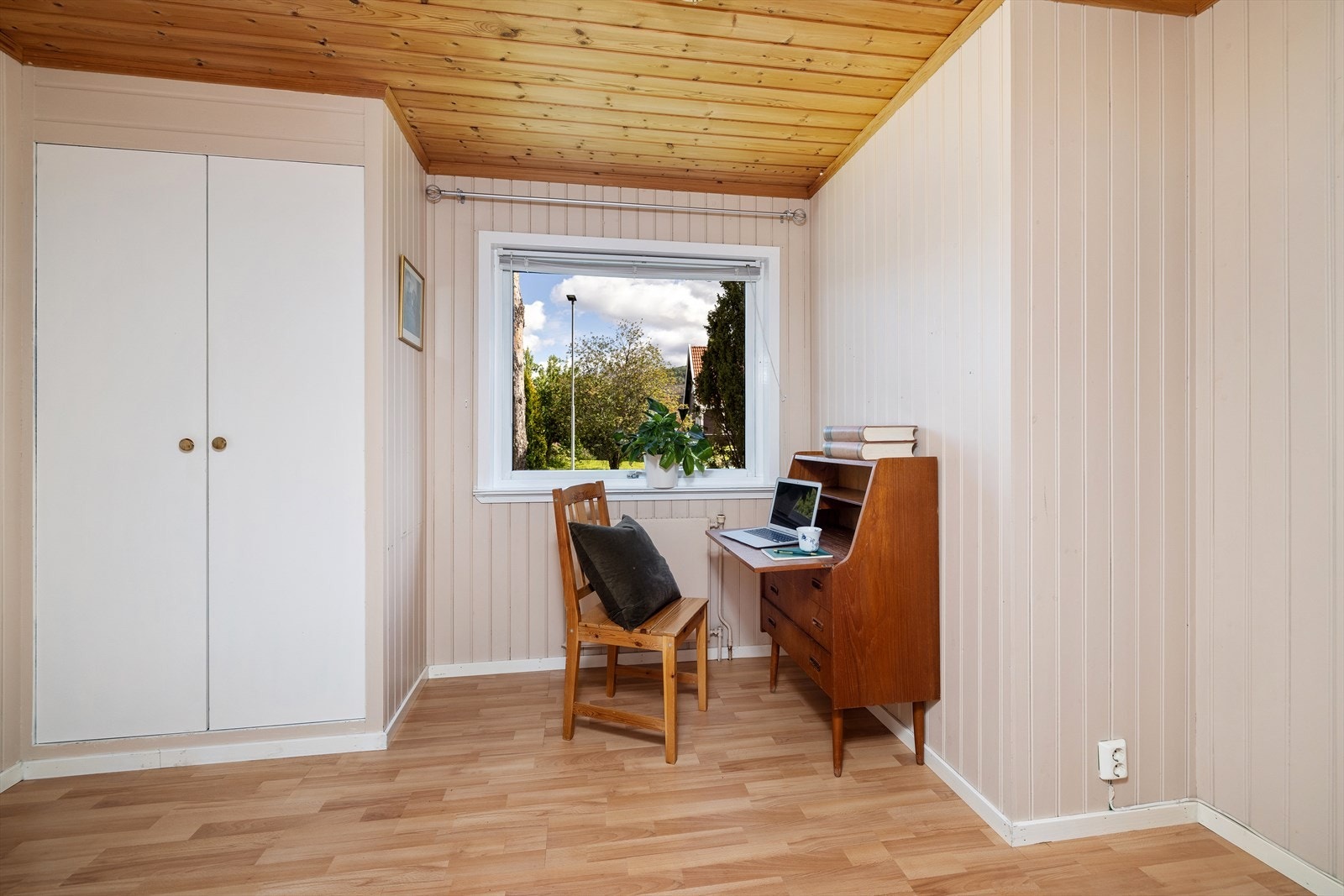 Kontor med garderobe i hovedetasjen. Galleribilde