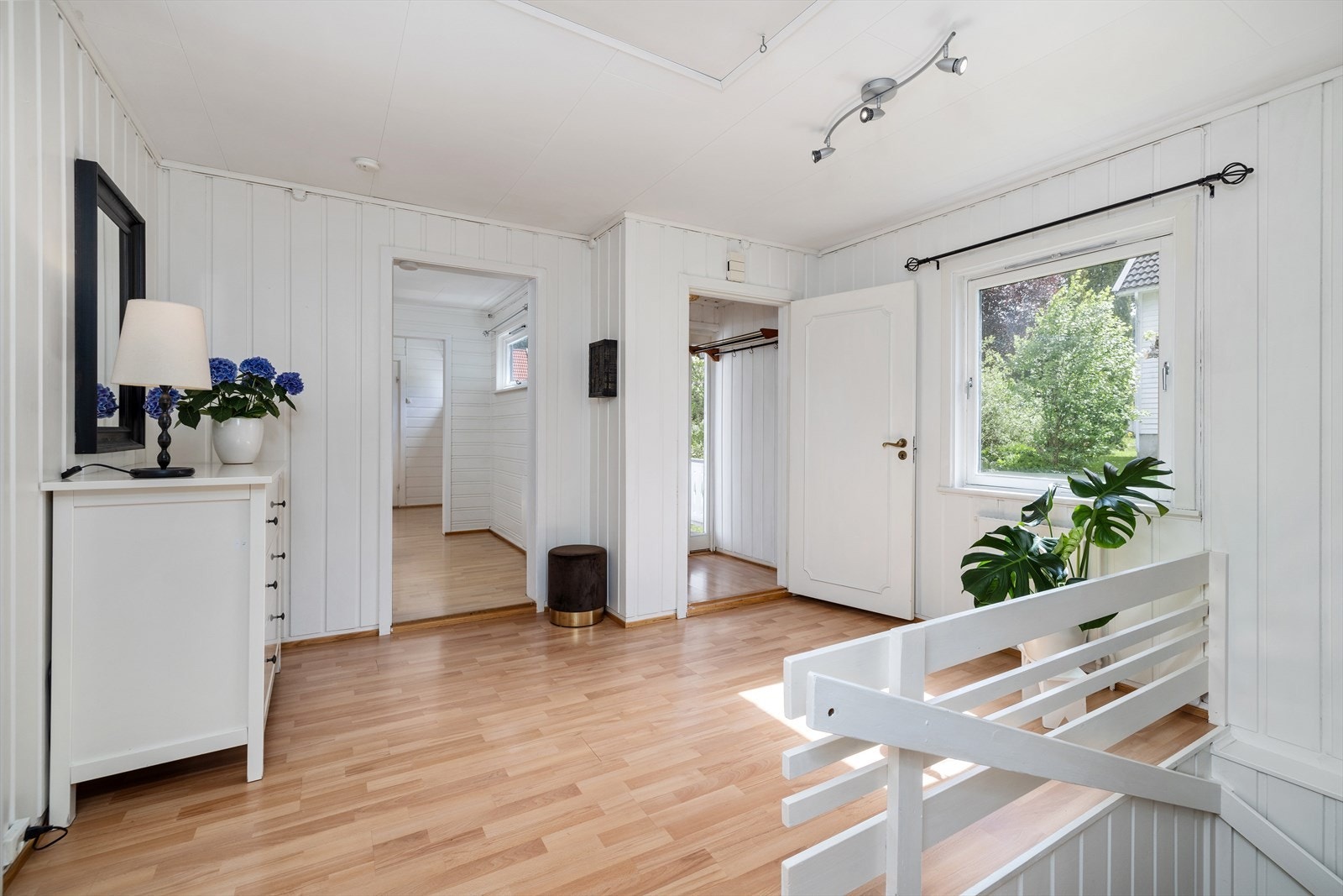 Fra inngangspartiet i hovedetasjen. Her er det vannbåren varme til radiator. Galleribilde