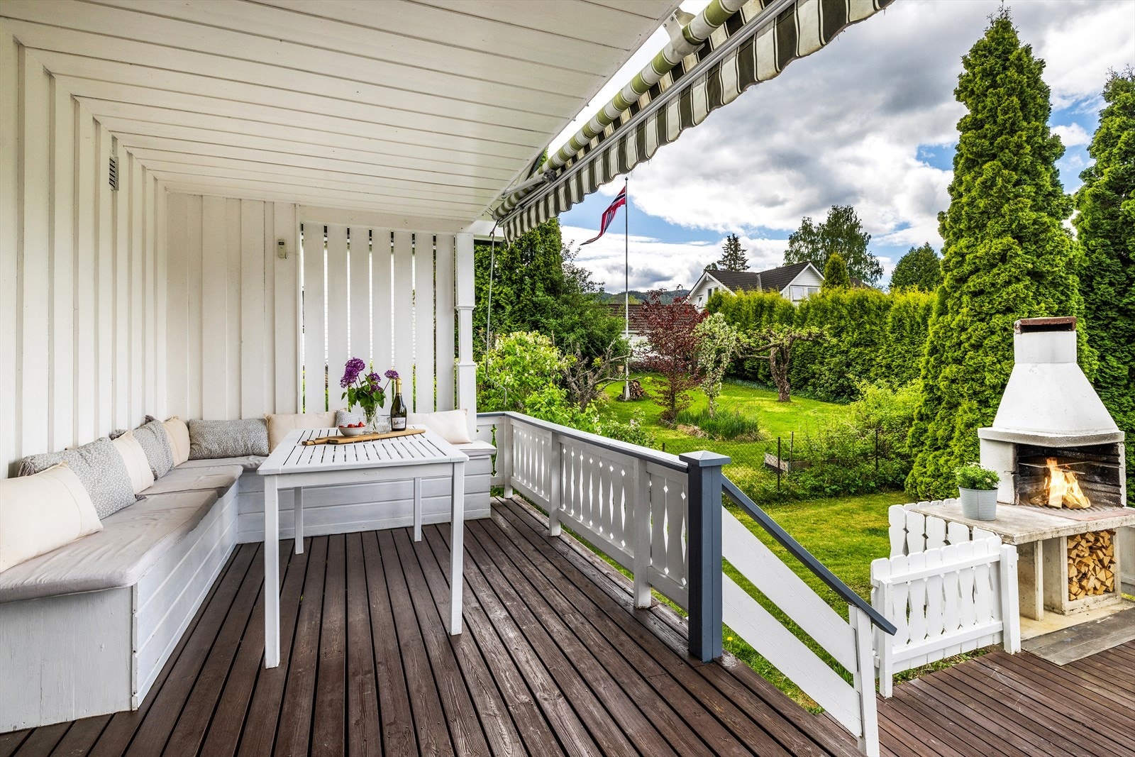 Overbygget gjør at man sitter tørt og fint i regnvær. Ikke trenger man å flytte puter heller. Galleribilde