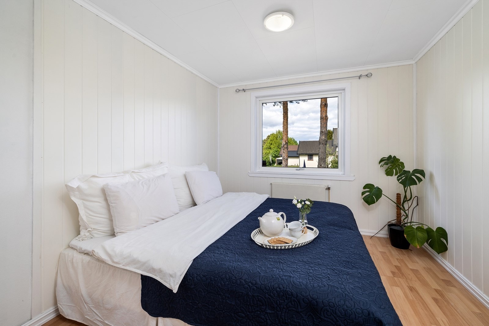 Hovedsoverom i hovedetasjen, relativt nyoppusset. Lyst og delikat! Galleribilde