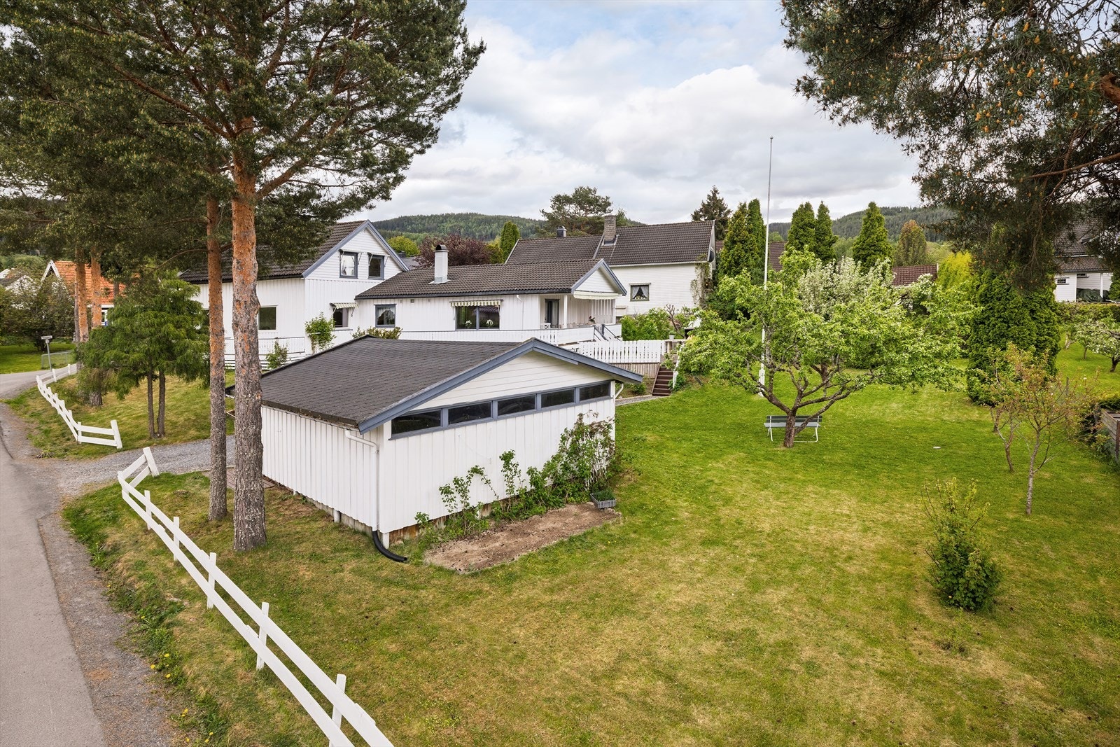 Dobbel garasje med lysinnslipp mot vest. Galleribilde