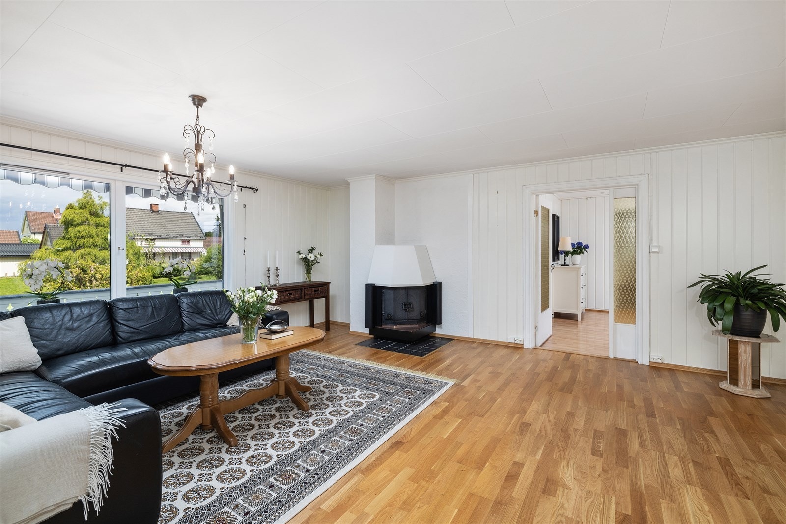 Rommet varmes opp med vedfyrt peisovn og vannbåren varme til radiatorer. Galleribilde