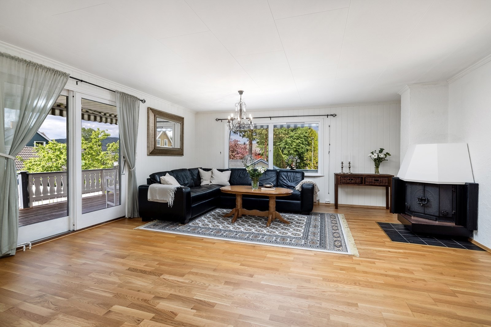 Stuen er lys og pen med naturlig dagslys fra 2 sider. Galleribilde