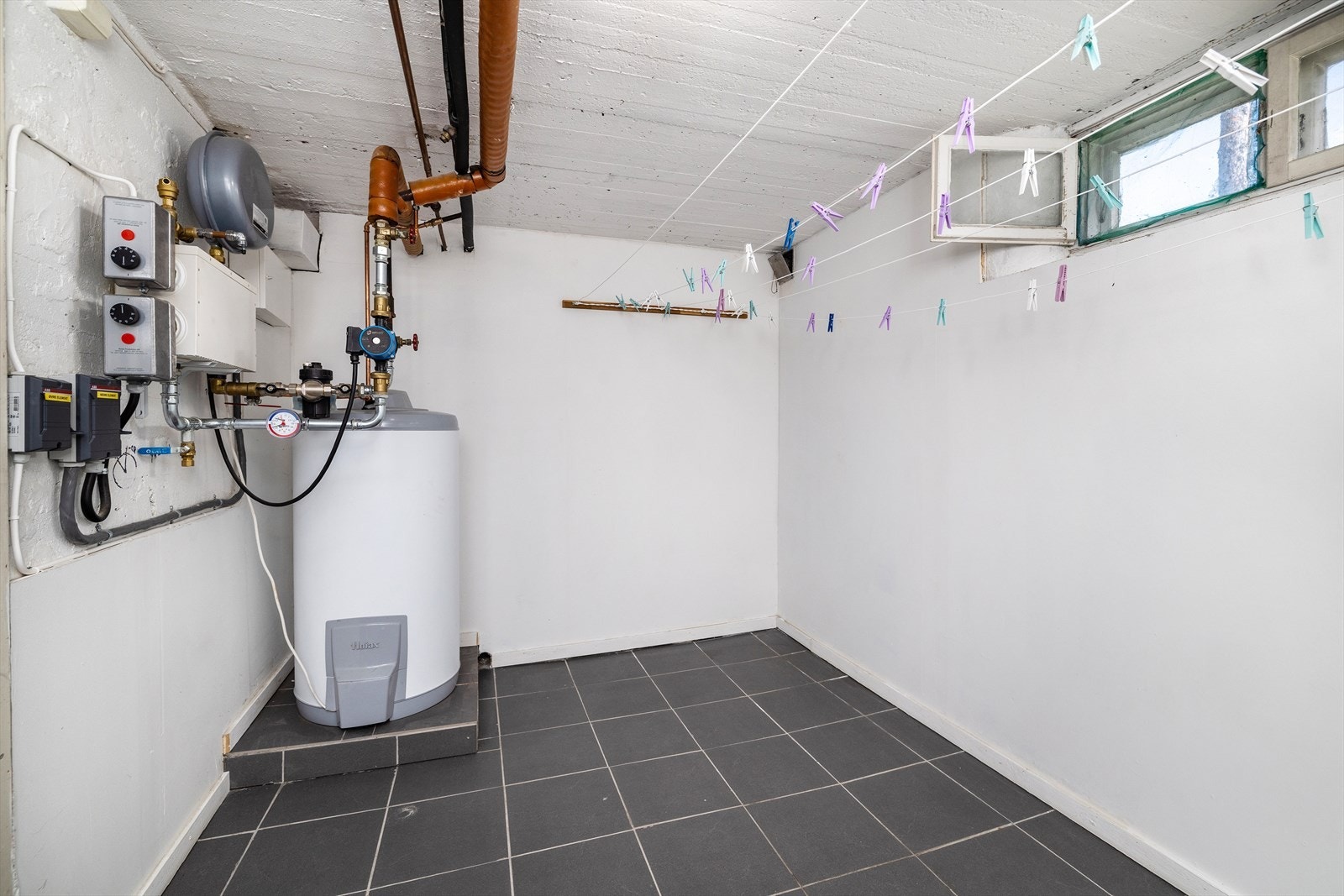 Fra fyrrommet. Det er montert oppvarming av vann med el.kasett og bereder 2019. Galleribilde