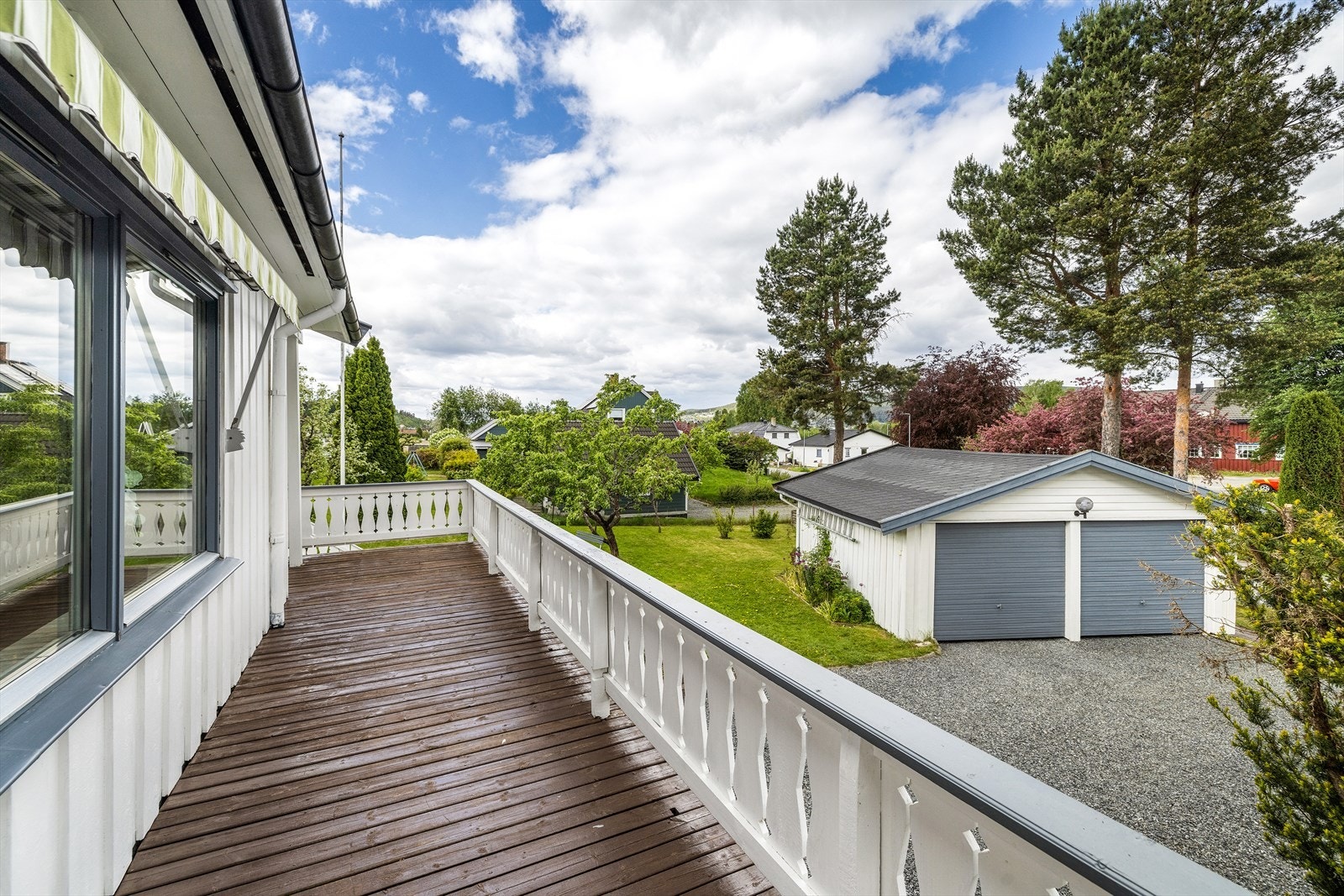 Boligen er utstyrt med markiser på begge uteplassene. Det er enkelt med vinduspuss når man kan stå på terrassen å gjøre jobben. Galleribilde