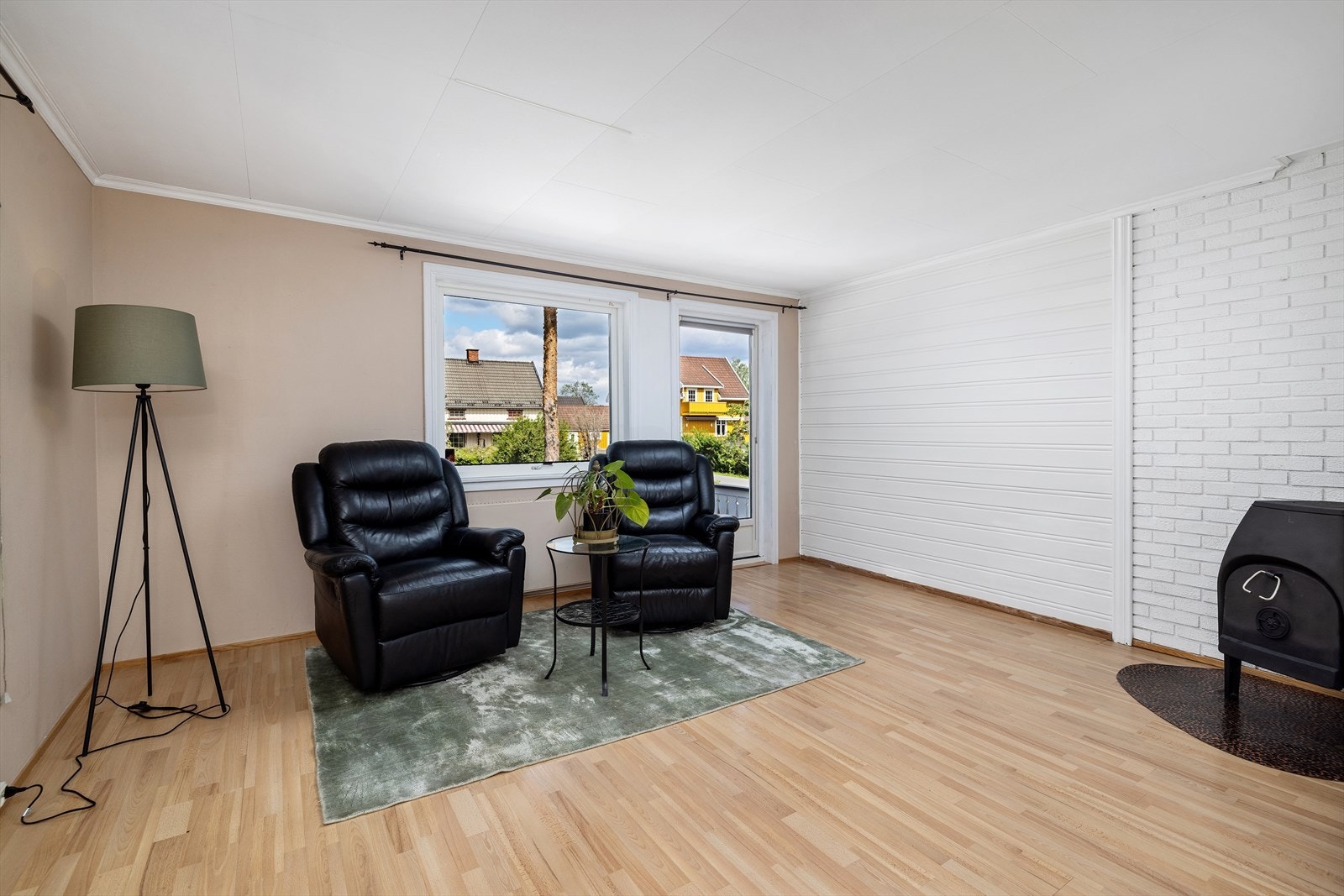 Stuen har utgang til liten veranda mot nord/vest. Galleribilde