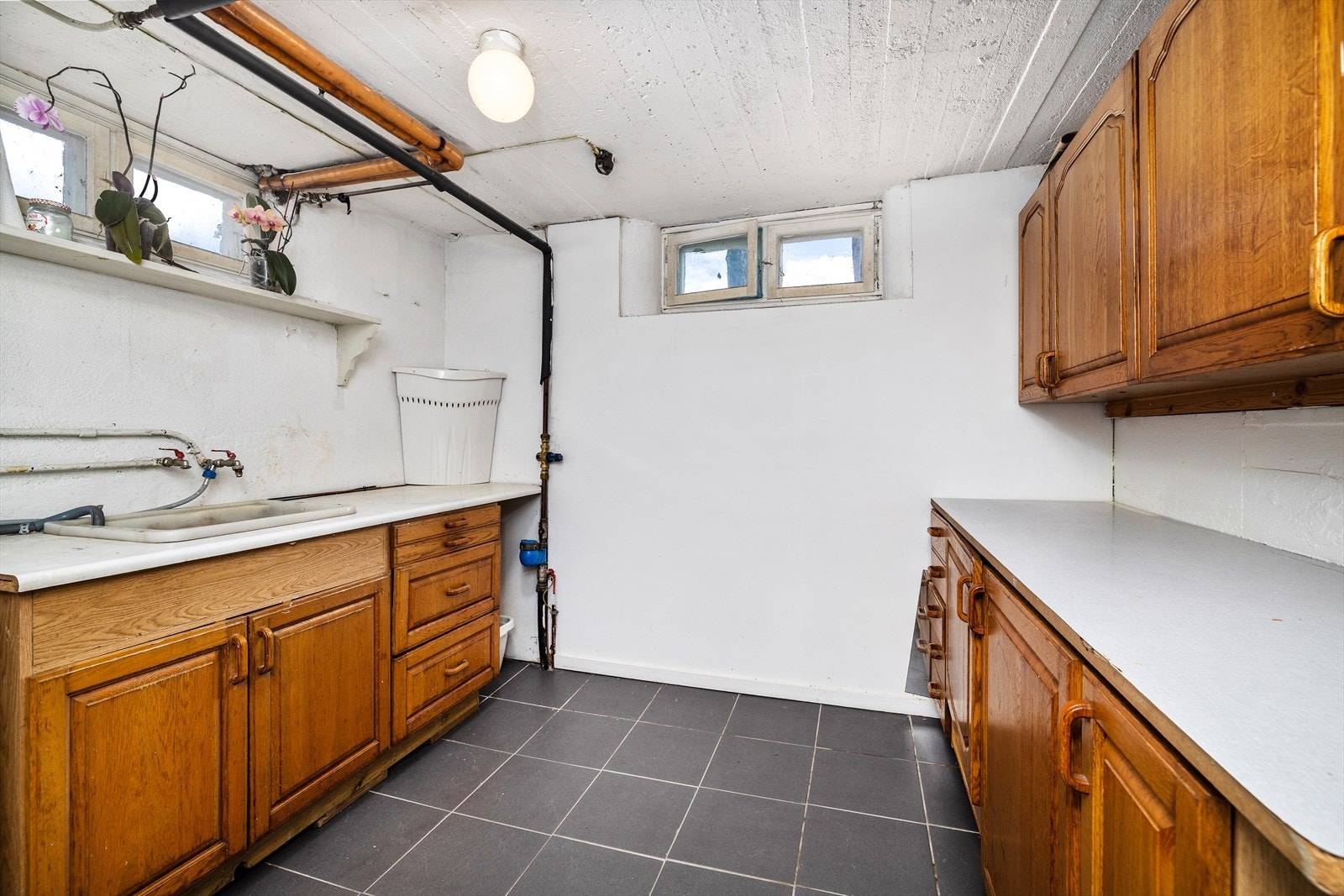 Fra vaskerom i kjeller. Boligen har støpt etasjeskille. Galleribilde