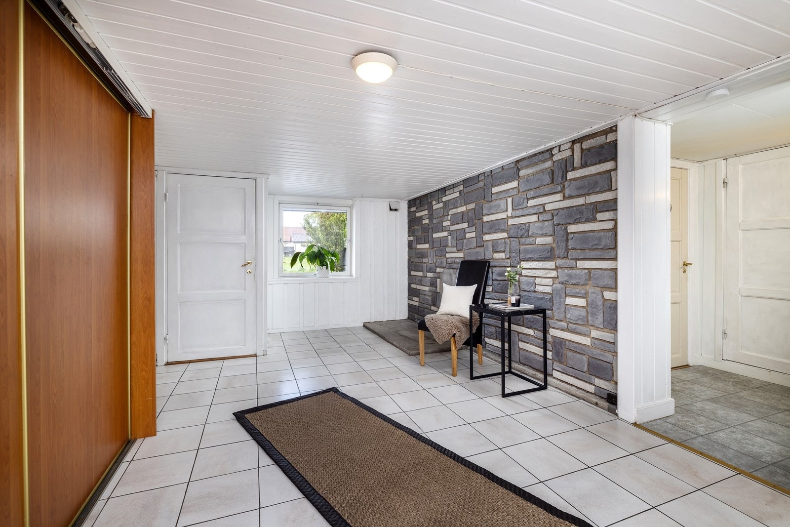 Velkommen inn i hallen nede! Garderobeløsning til venstre i bilde. Galleribilde