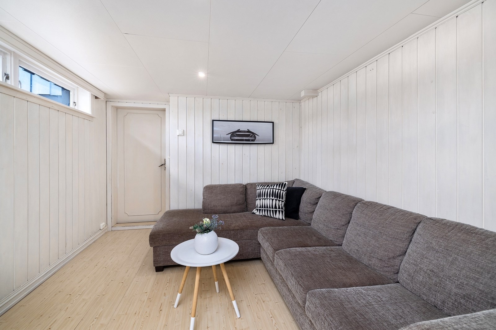 Innredet bod i kjeller, benyttes til kjellerstue av dagens eiere. Galleribilde